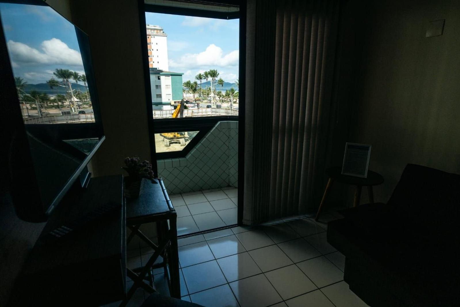 Frente Vista Mar com Varanda WI FI 300mbps e 10m da praia da TUPI - ESTACIONAMENTO gratuito e AR condicionado