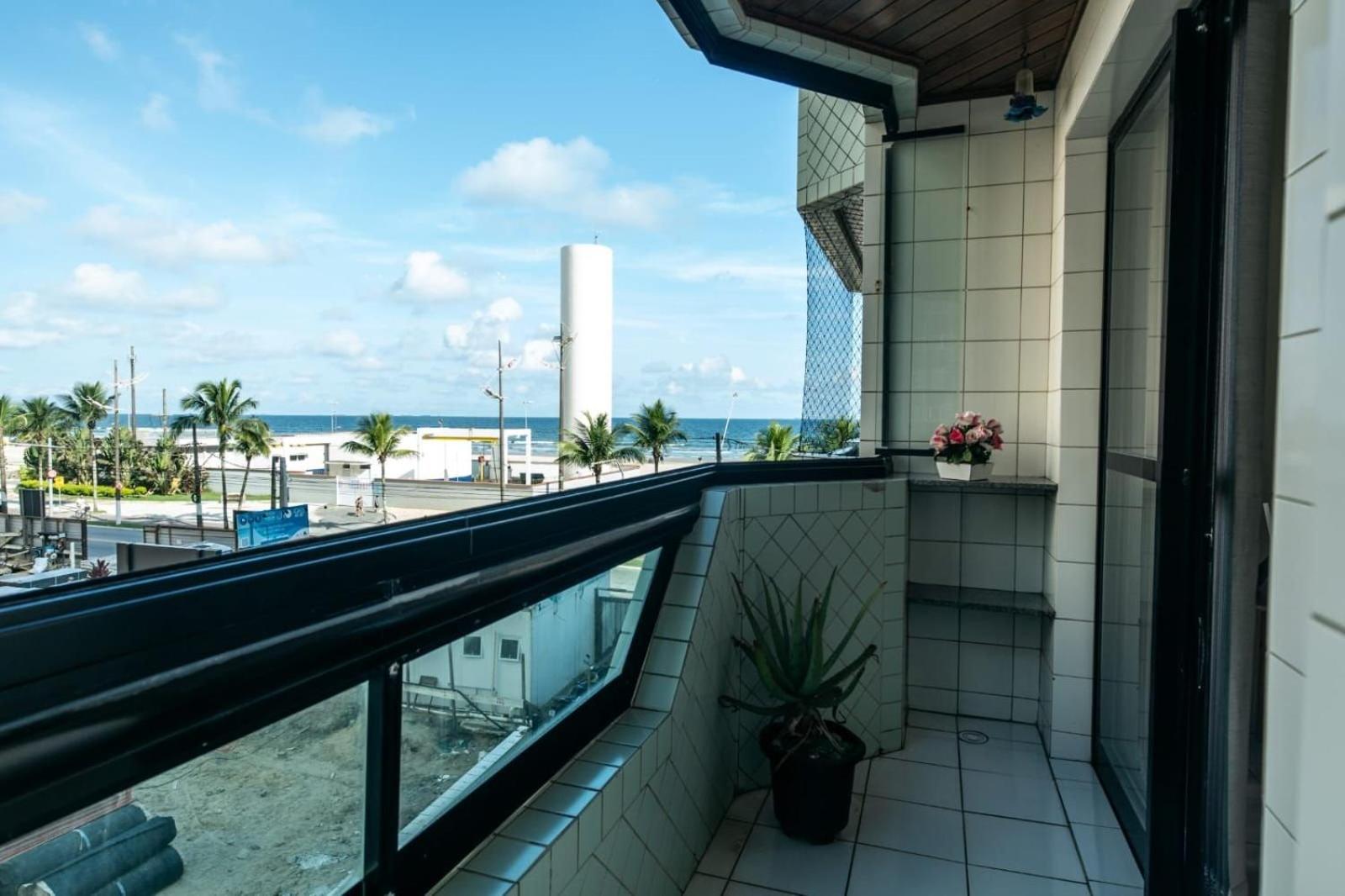 Frente Vista Mar com Varanda WI FI 300mbps e 10m da praia da TUPI - ESTACIONAMENTO gratuito e AR condicionado