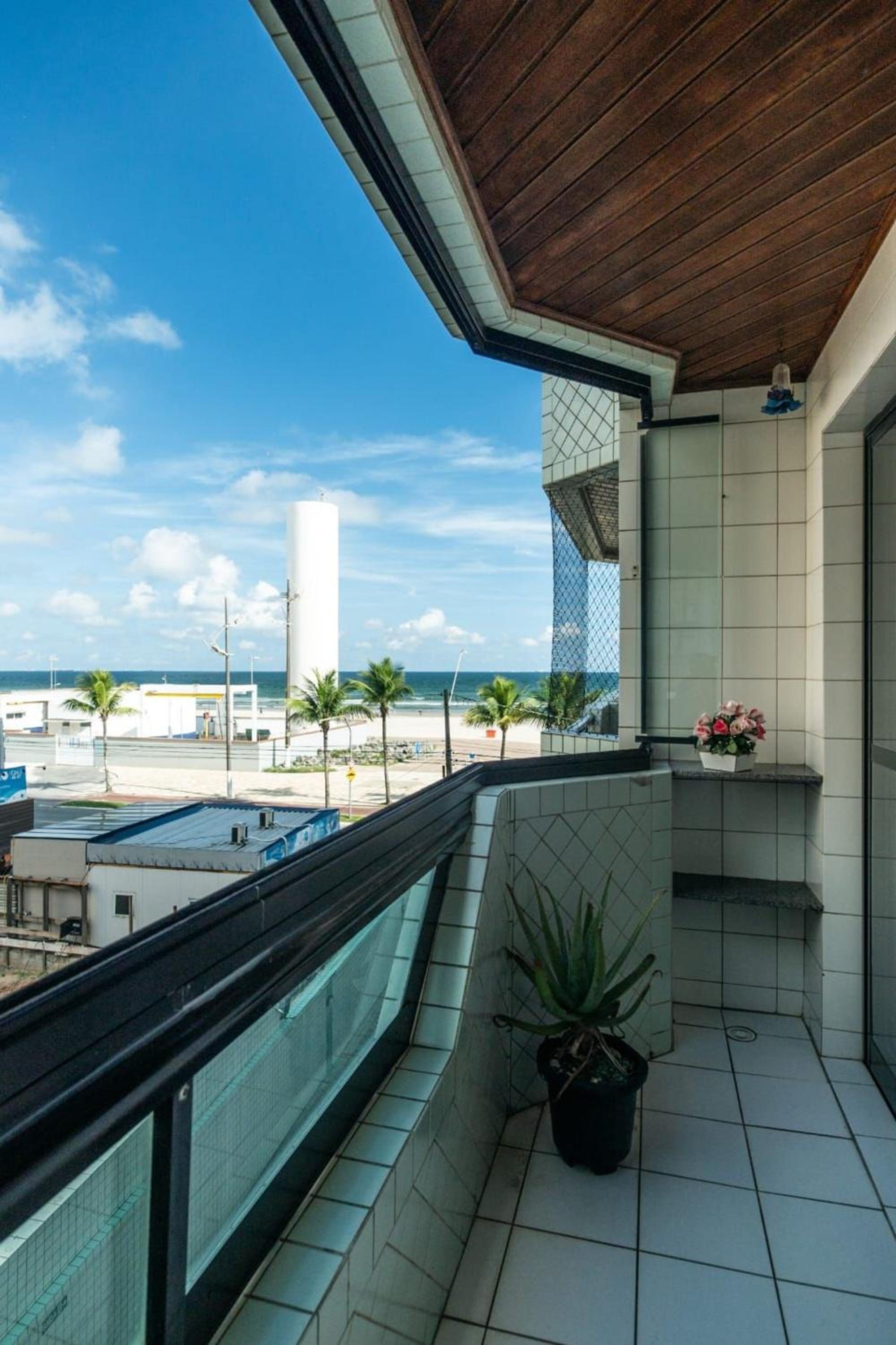 Frente Vista Mar com Varanda WI FI 300mbps e 10m da praia da TUPI - ESTACIONAMENTO gratuito e AR condicionado
