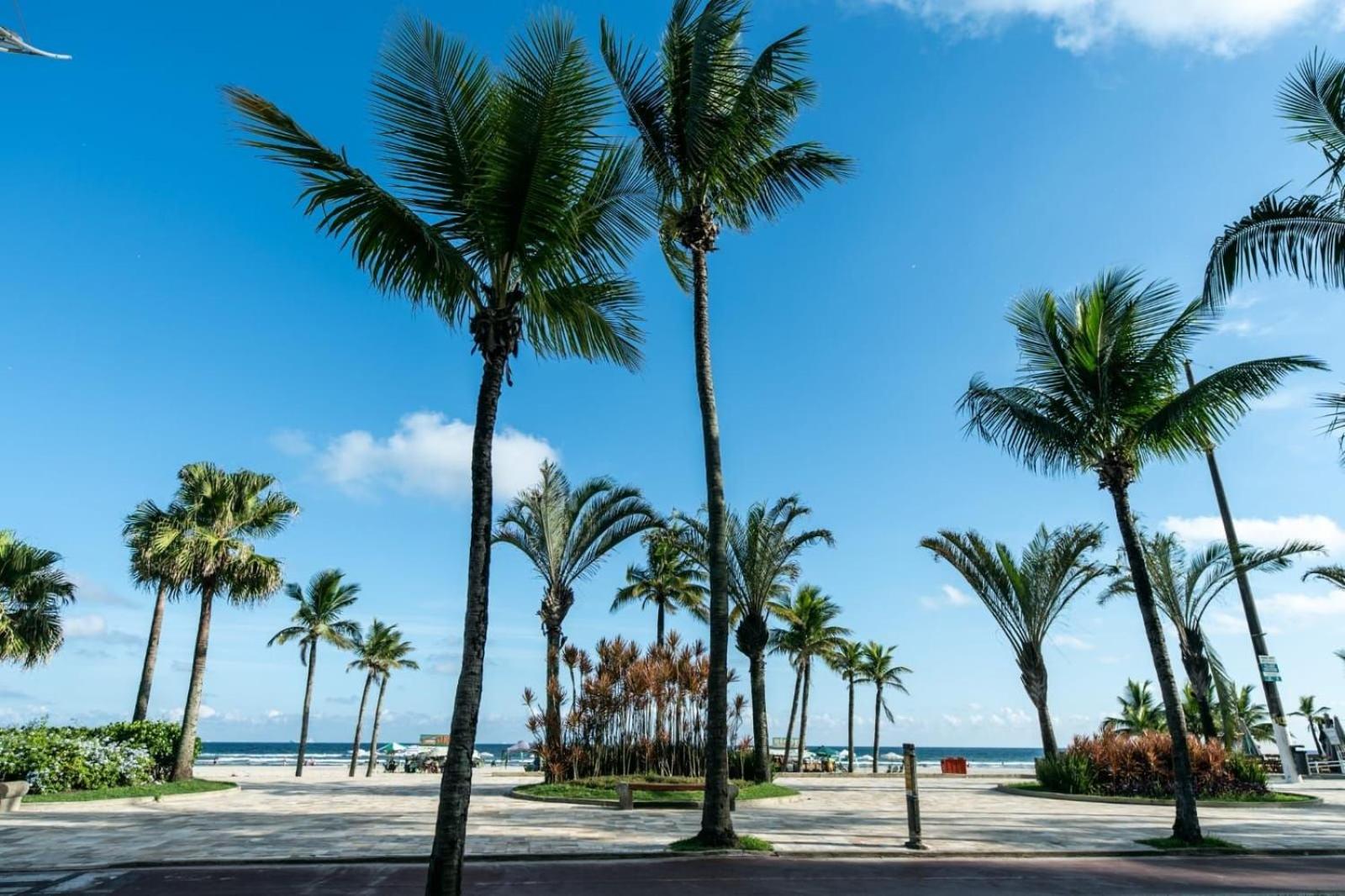 Frente Vista Mar com Varanda WI FI 300mbps e 10m da praia da TUPI - ESTACIONAMENTO gratuito e AR condicionado