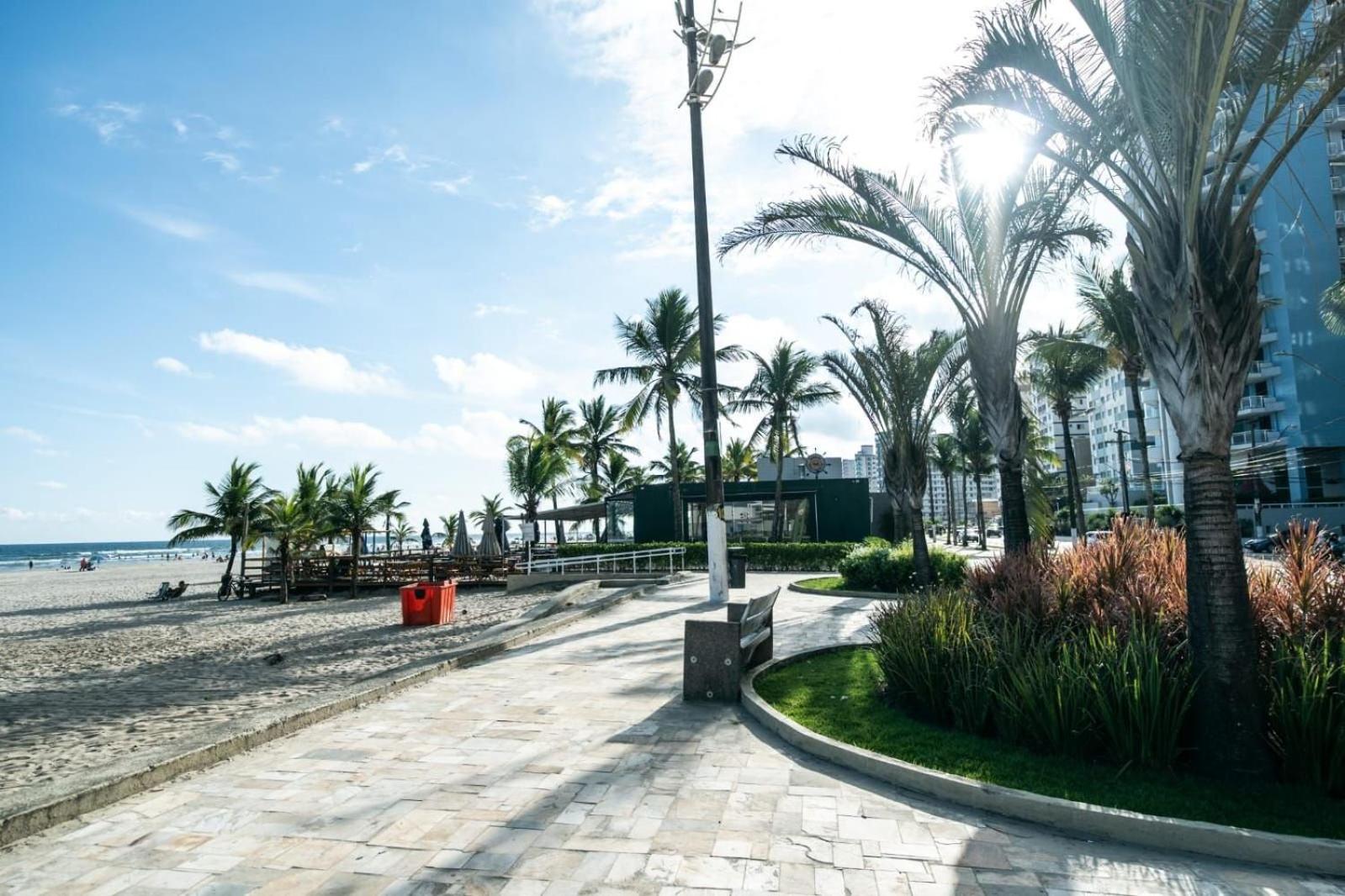 Frente Vista Mar com Varanda WI FI 300mbps e 10m da praia da TUPI - ESTACIONAMENTO gratuito e AR condicionado