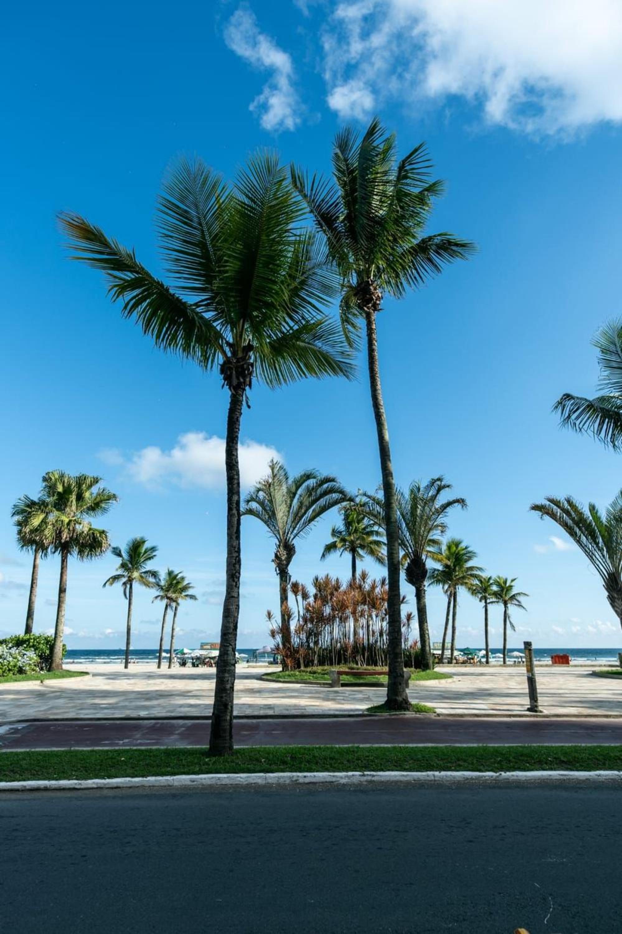 Frente Vista Mar com Varanda WI FI 300mbps e 10m da praia da TUPI - ESTACIONAMENTO gratuito e AR condicionado