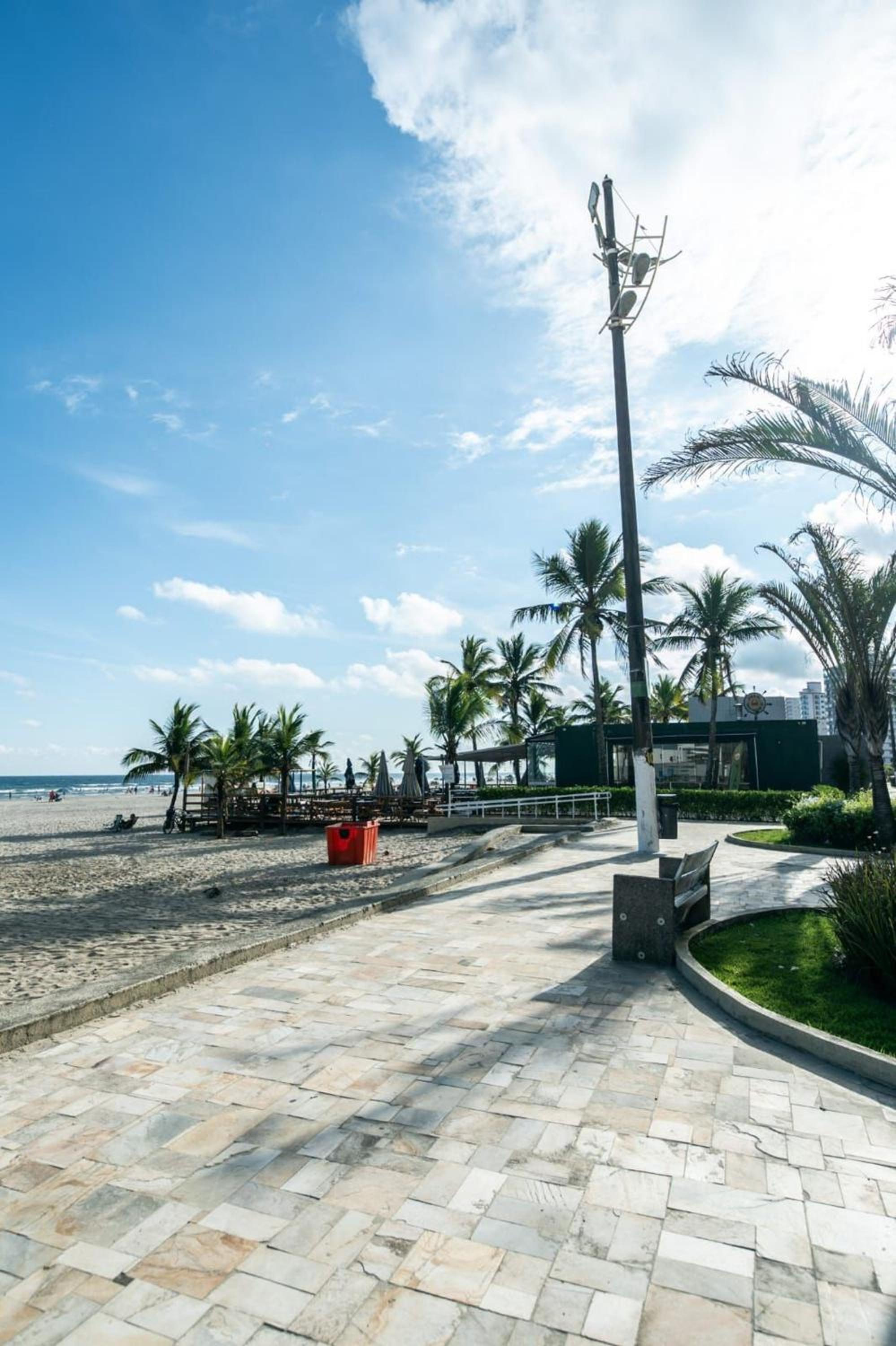 Frente Vista Mar com Varanda WI FI 300mbps e 10m da praia da TUPI - ESTACIONAMENTO gratuito e AR condicionado