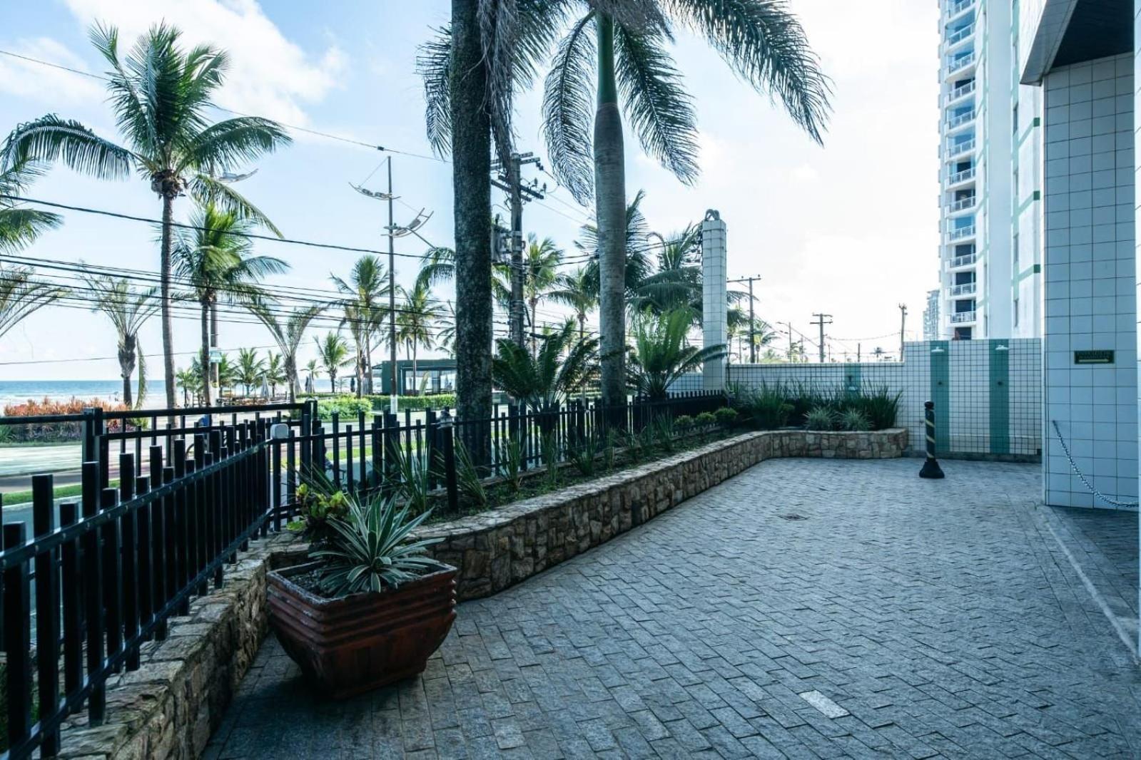 Frente Vista Mar com Varanda WI FI 300mbps e 10m da praia da TUPI - ESTACIONAMENTO gratuito e AR condicionado