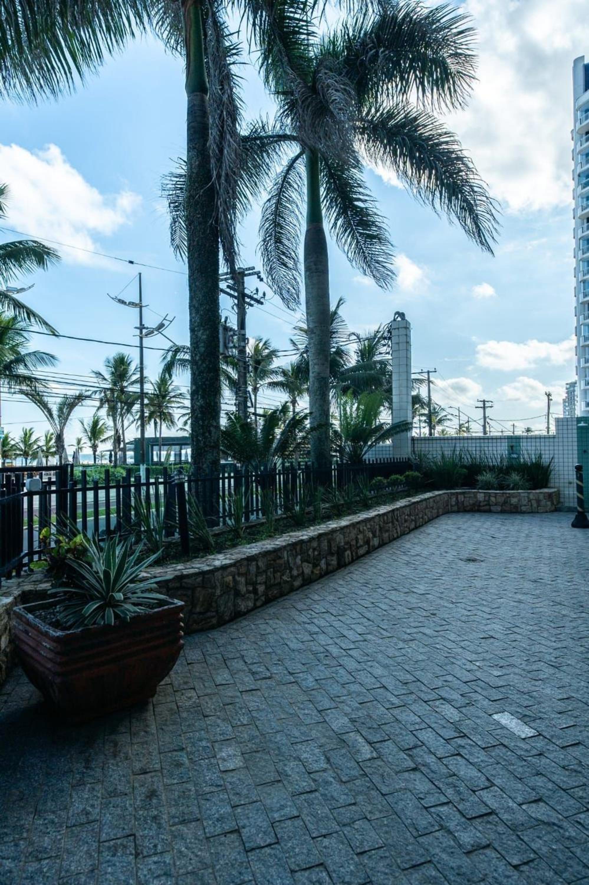 Frente Vista Mar com Varanda WI FI 300mbps e 10m da praia da TUPI - ESTACIONAMENTO gratuito e AR condicionado