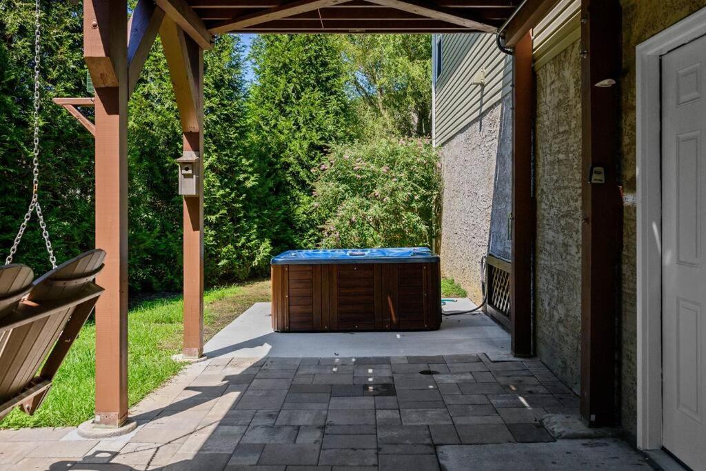 Tennessee Time Out - Entire Cottage Hot Tub, Creek, No Steep Roads view 3
