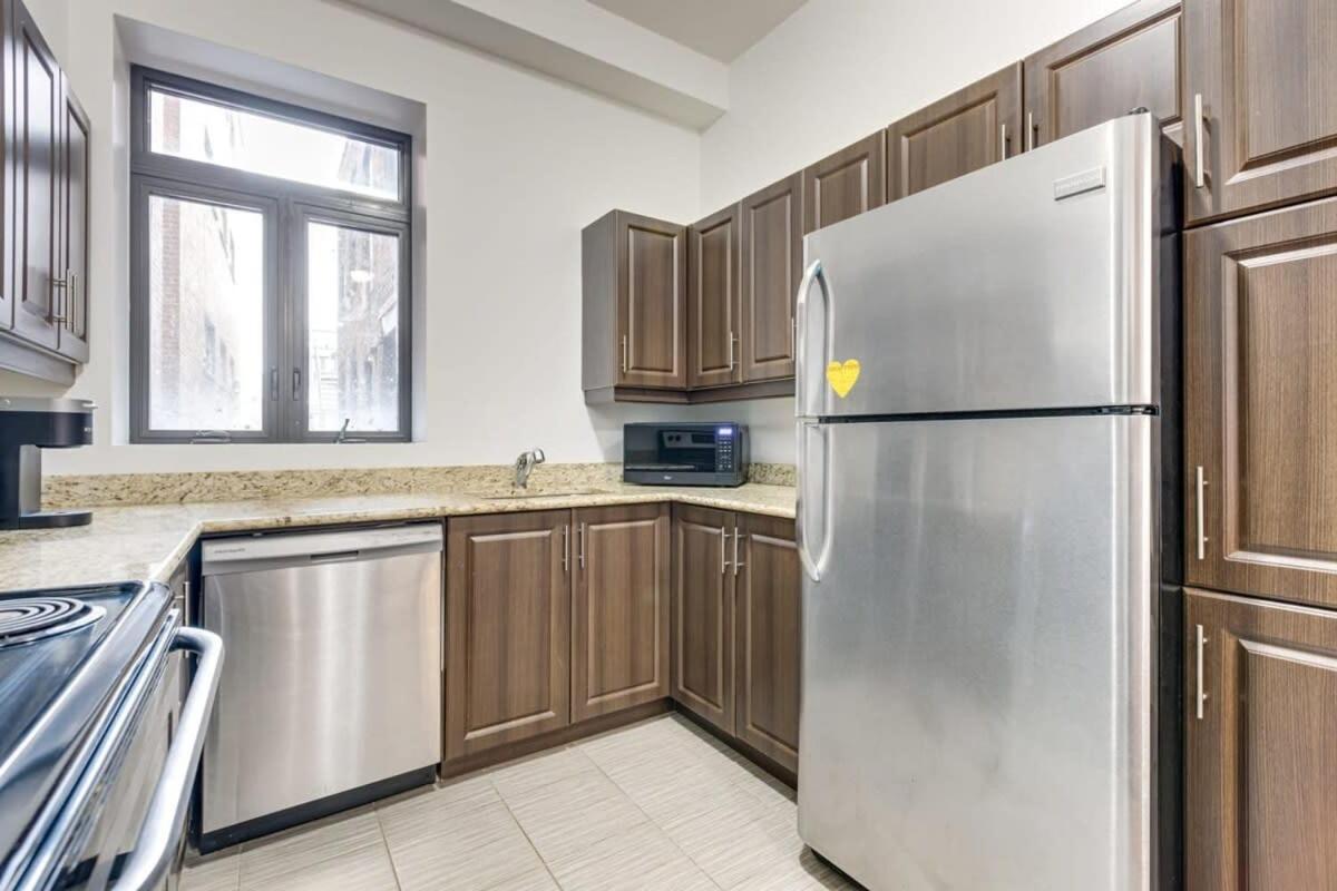 M11 Stylish Modern 3BR in Prime Location view 5