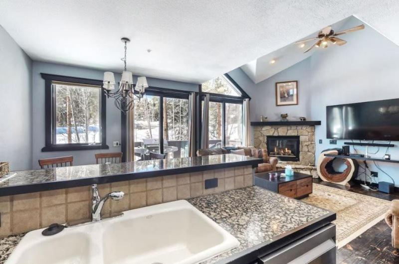 3 Bedroom Ski In, Ski Out Townhome At Snowflake Lift view 5