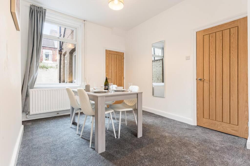 Herschell House - Central Location - Free Parking, Fast Wifi, SmartTV with Netflix - Perfect for Contractors, Families and Groups by Yoko Property