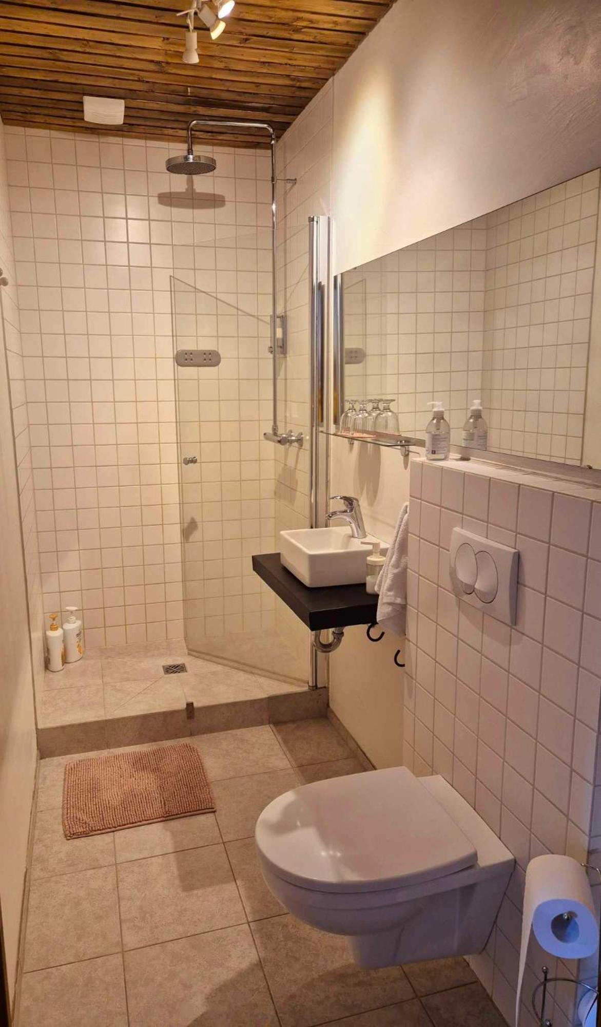 Beautiful Guestroom to rent with a mountain view view 2