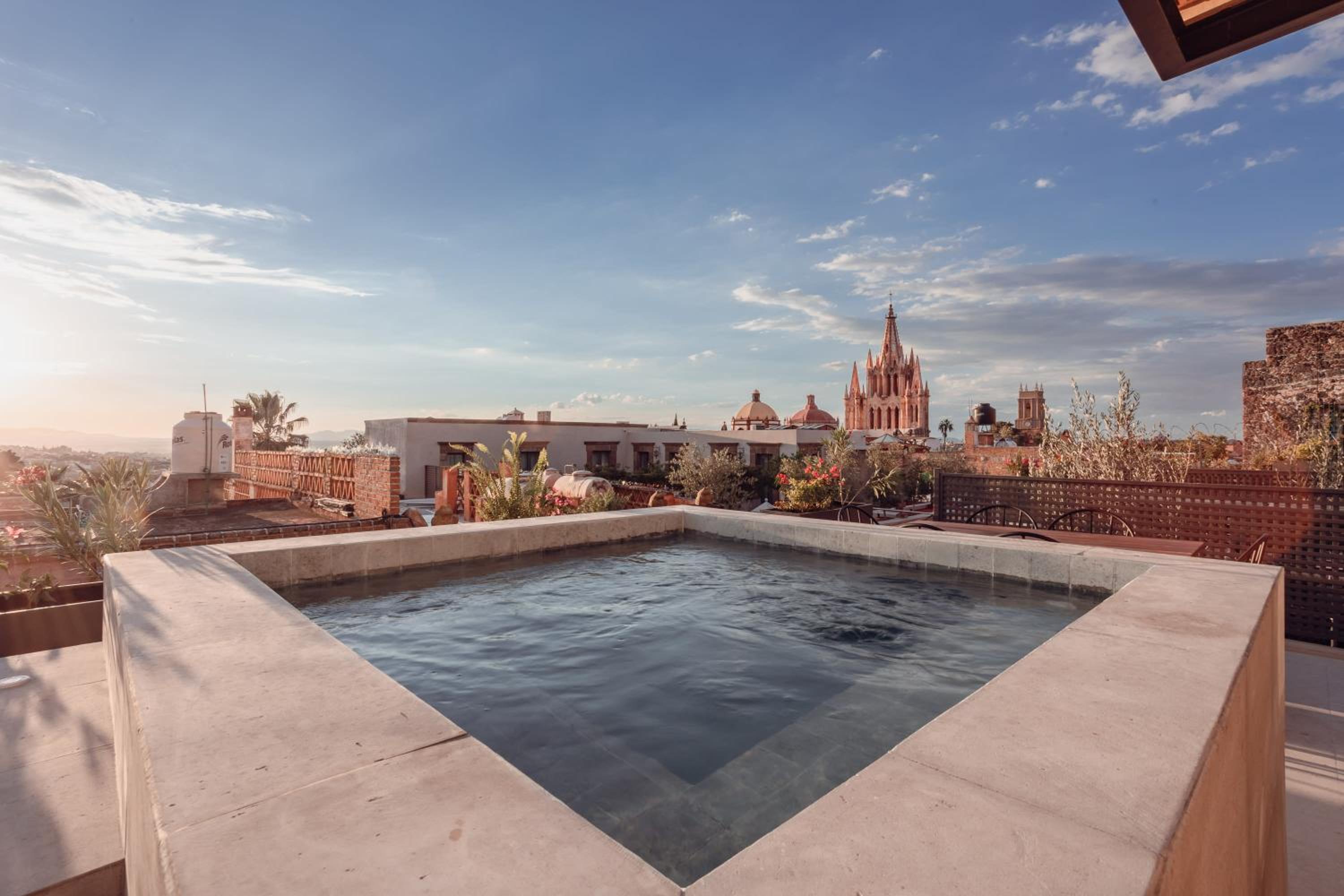 Le Cottage San Miguel de Allende, Modern Luxury in Centro with Pool & Jacuzzi