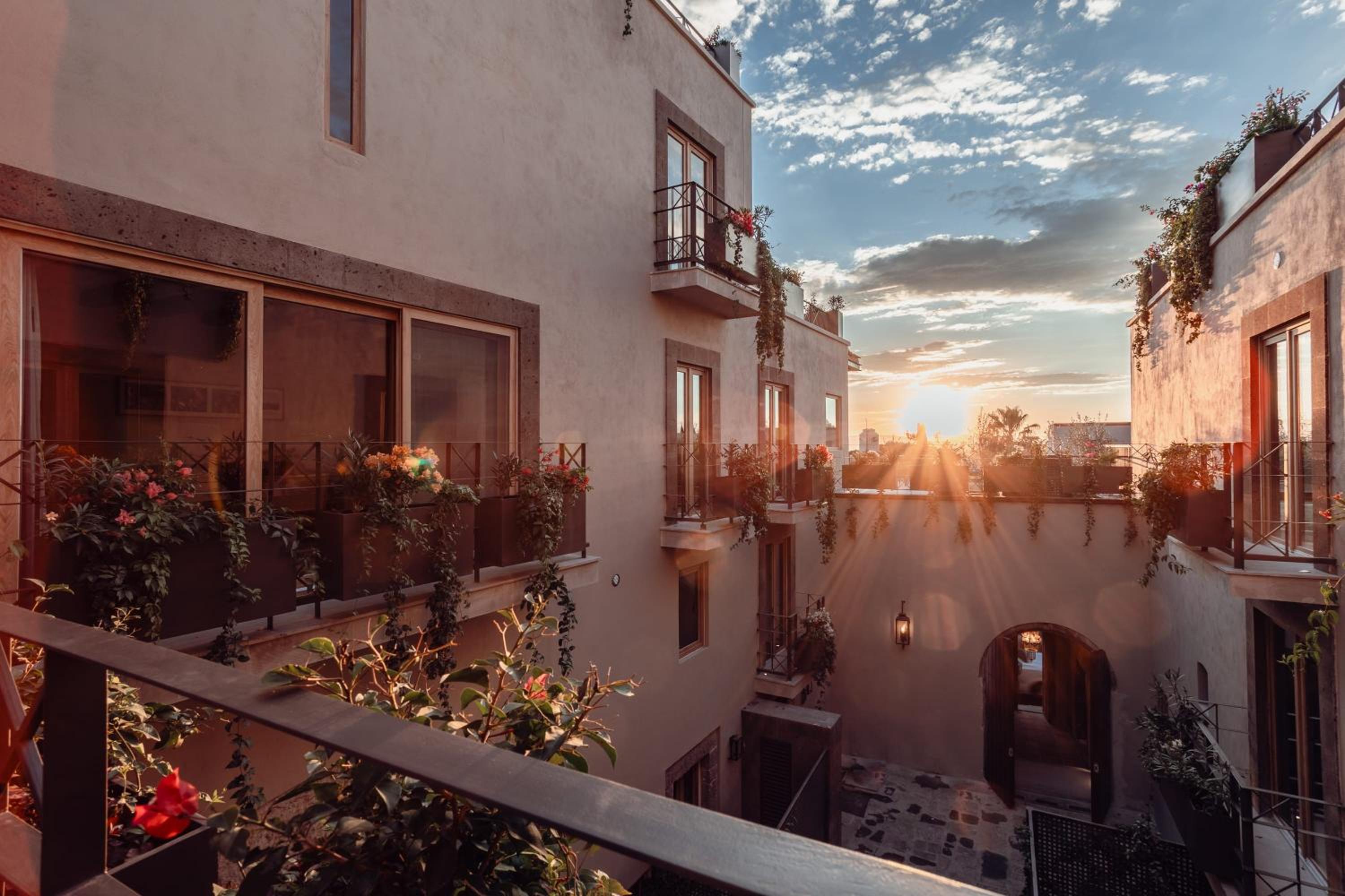 Le Cottage San Miguel de Allende, Modern Luxury in Centro with Pool & Jacuzzi