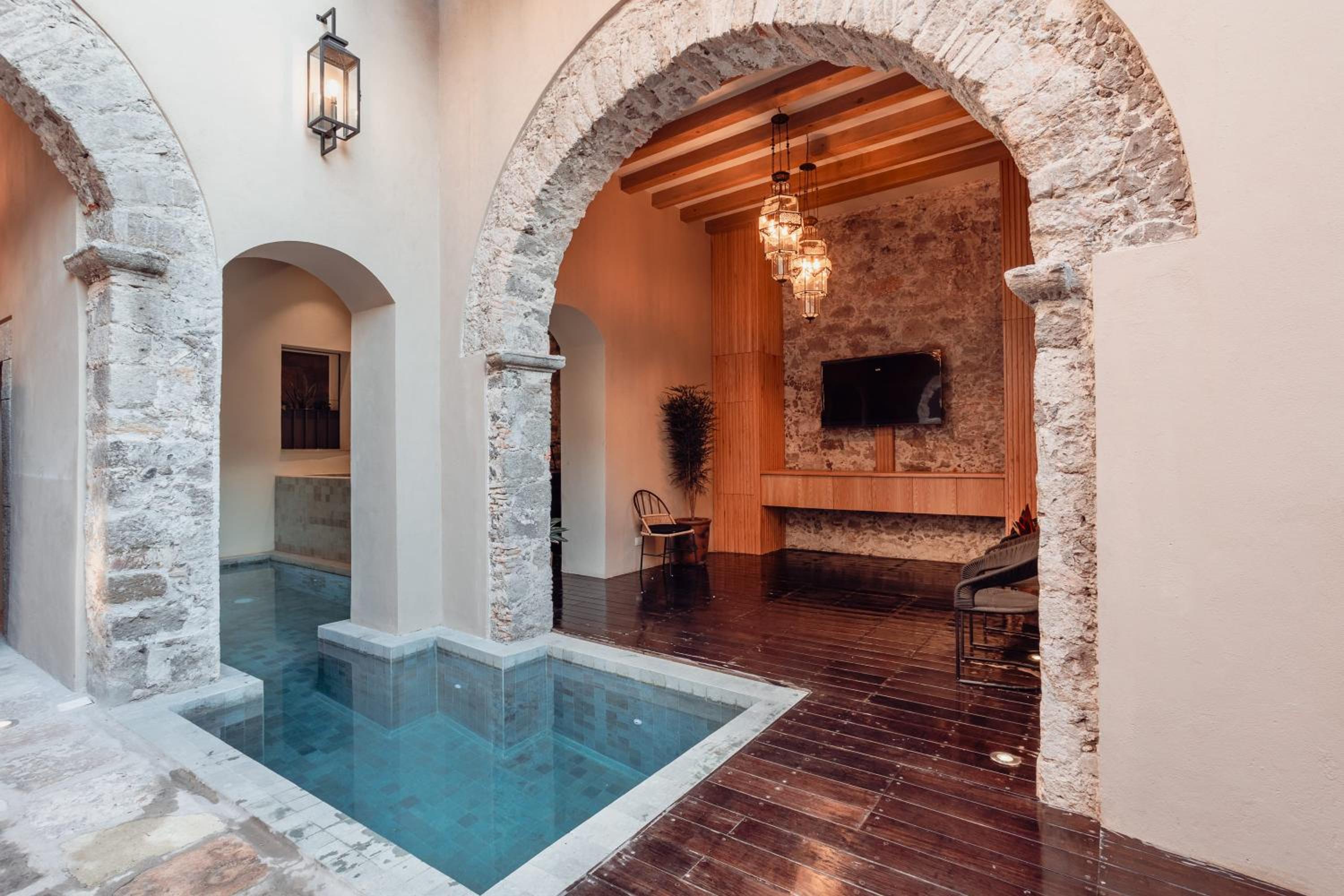 Le Cottage San Miguel de Allende, Modern Luxury in Centro with Pool & Jacuzzi