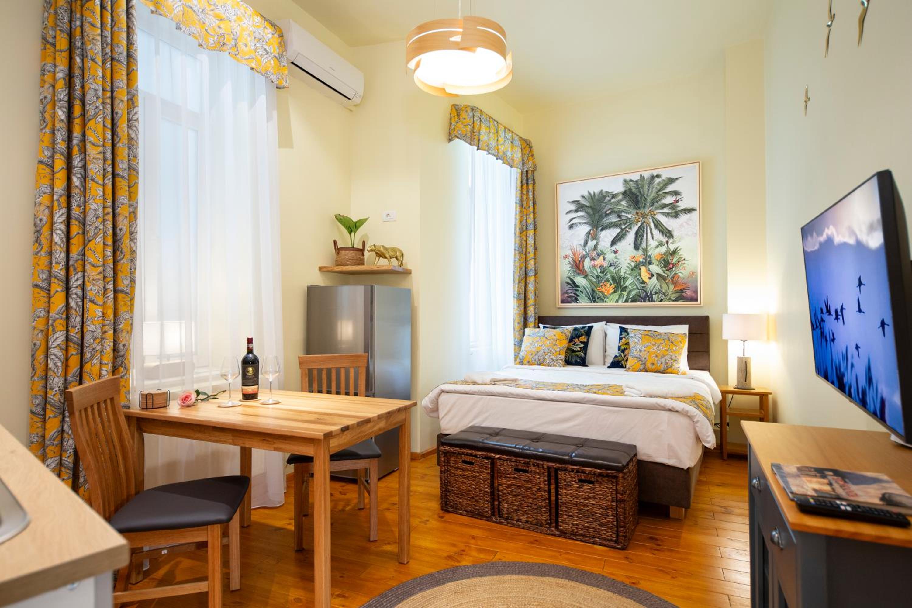 Rainforest Studio Downtown by Pretty Apartments