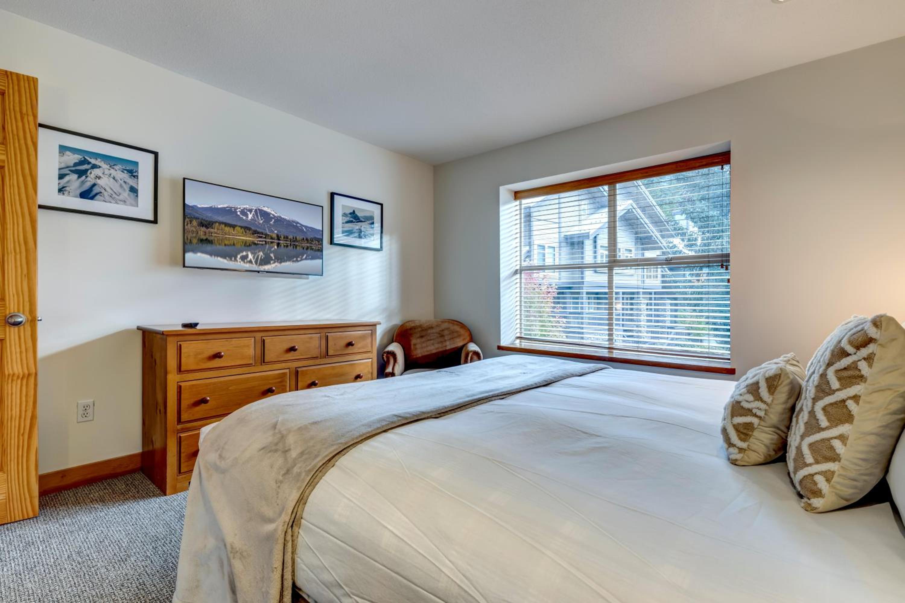 Snowy Creek 30 - Ski In Ski Out, Private Hot Tub, Short Walk to Whistler Village