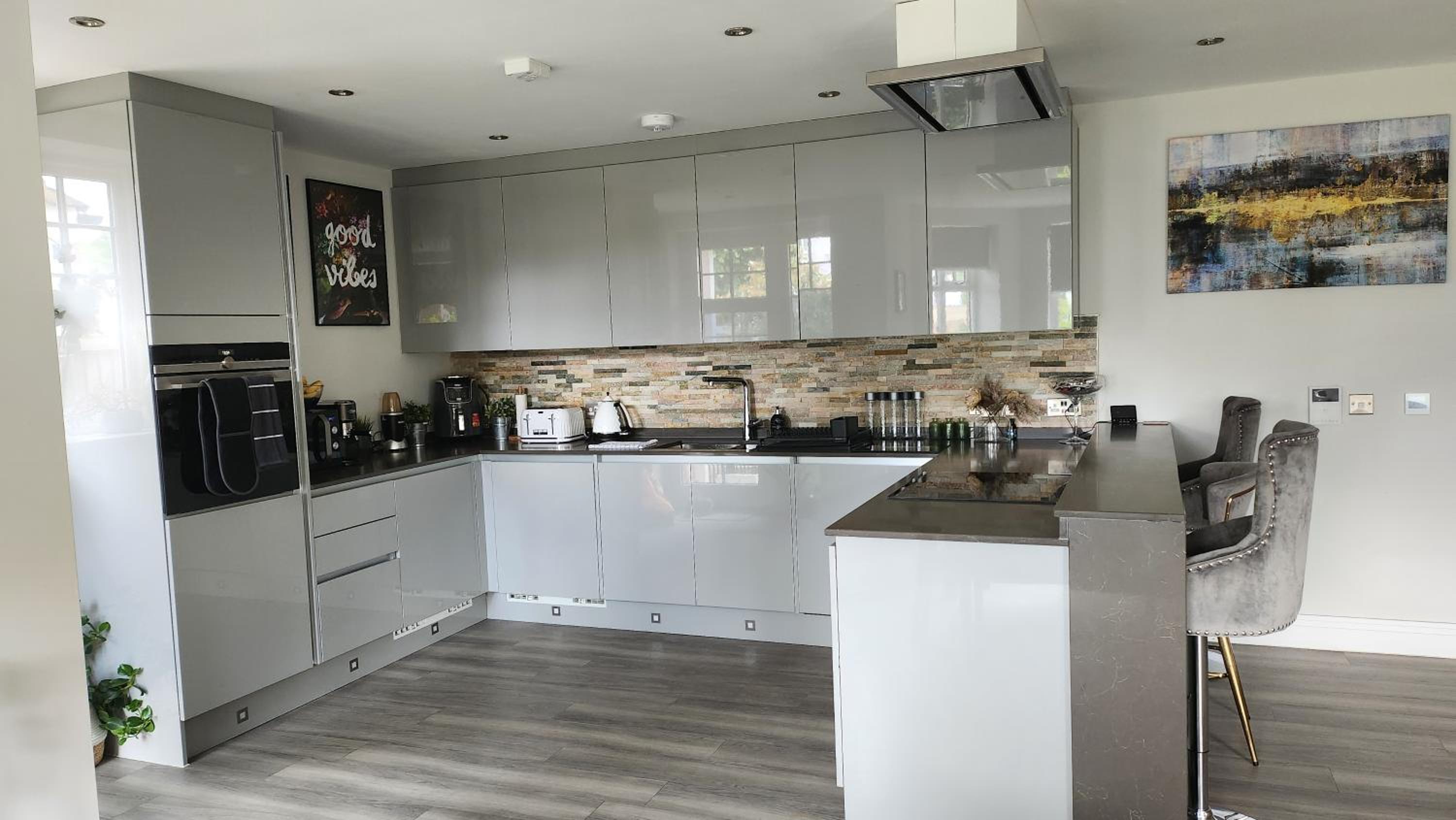 London Luxury Apartment - Sleeps 4 view 2