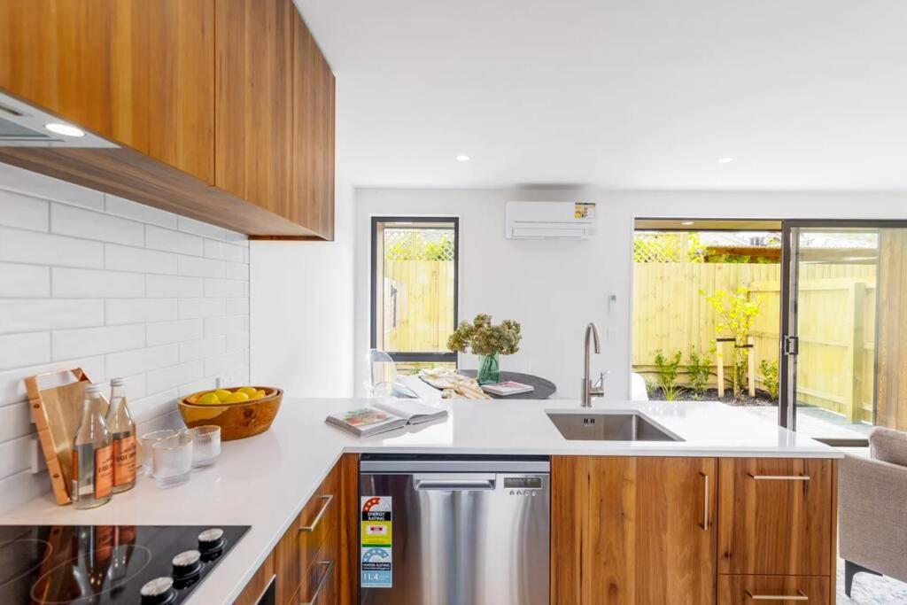 Cosy Central Home - Walk to CBD & Free EScooters! view 3