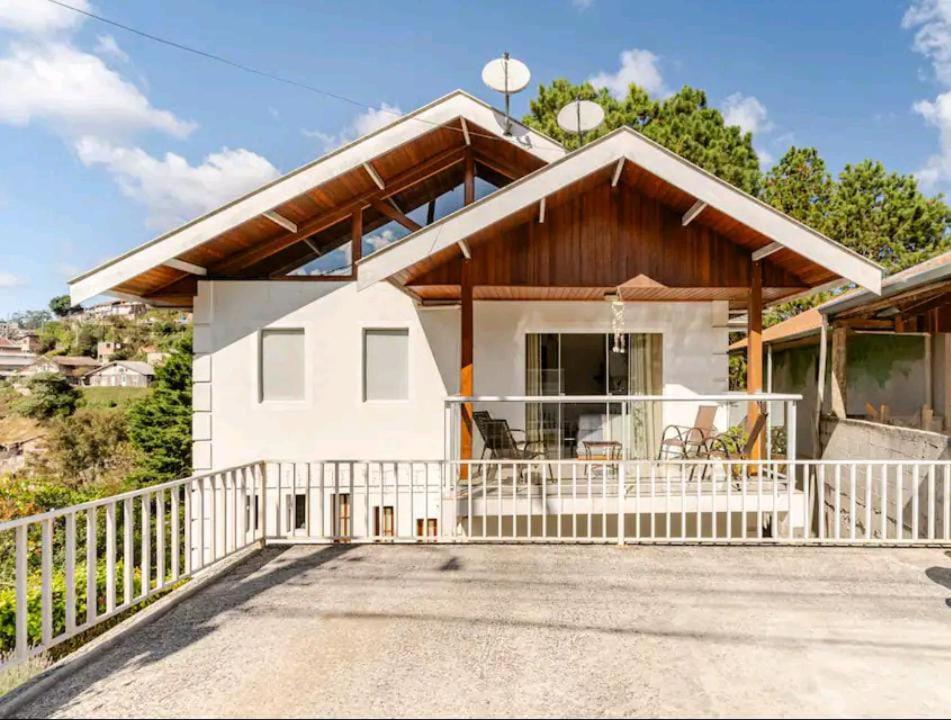 Casa espaçosa e aconchegante com lareira em Campos do Jordão