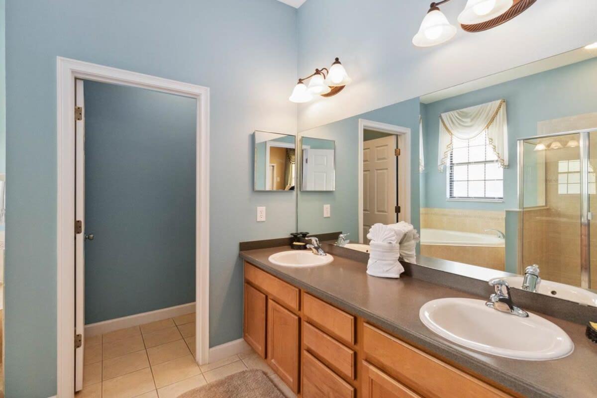 Luxurious 5BR Villa Your Disney Getaway