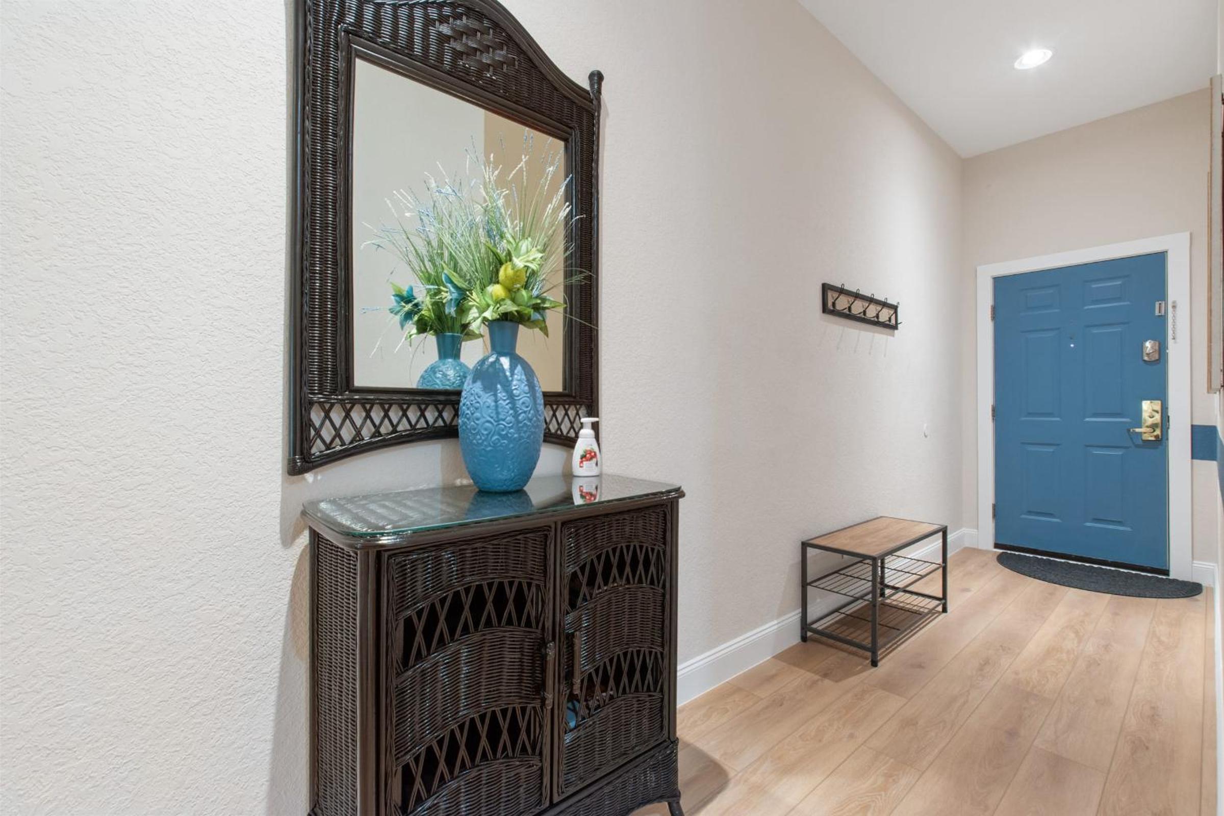 Newly renovated beautiful second floor condo in Bahama Bay view 4