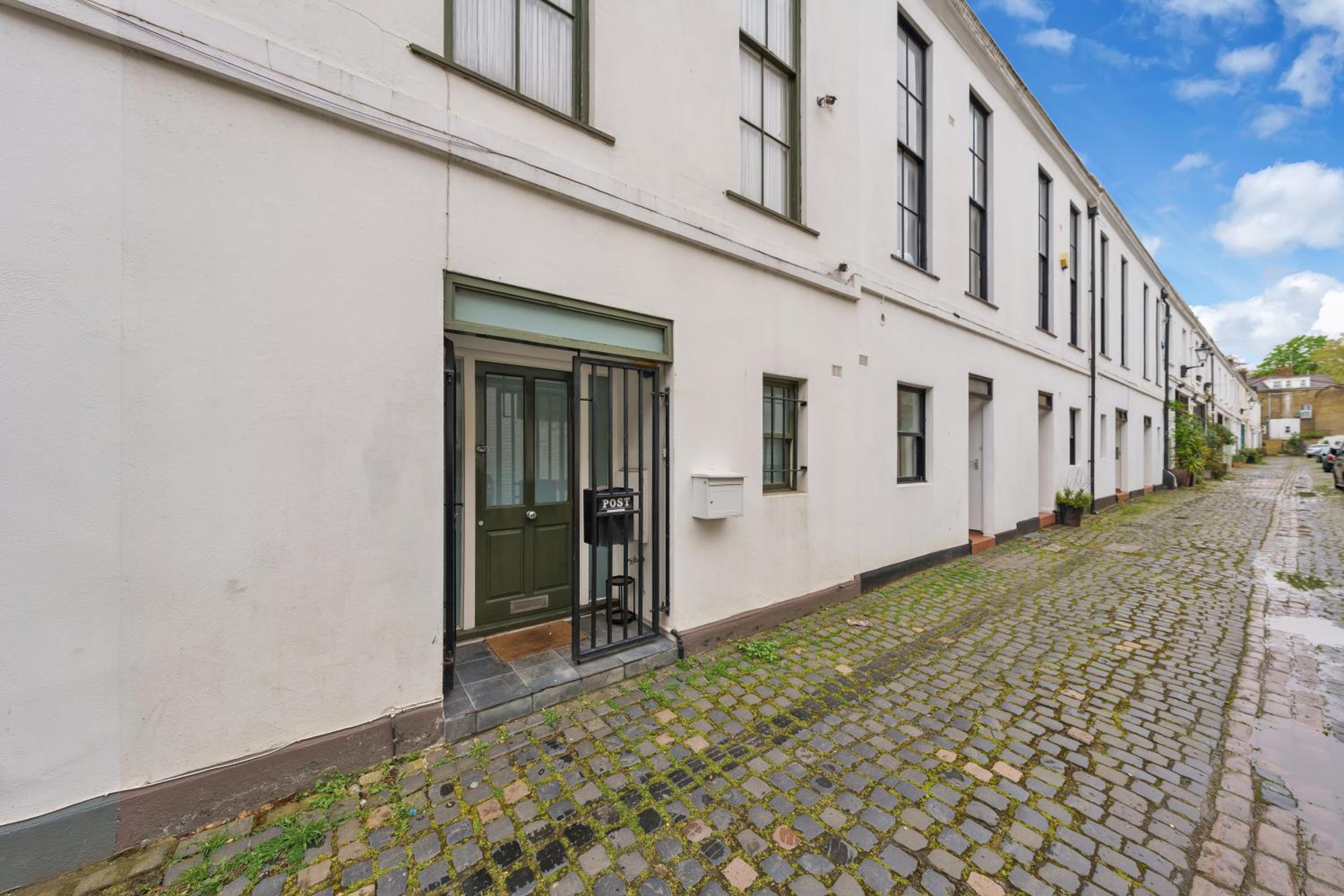 Mews House in Maida Vale near Paddington with Free Parking