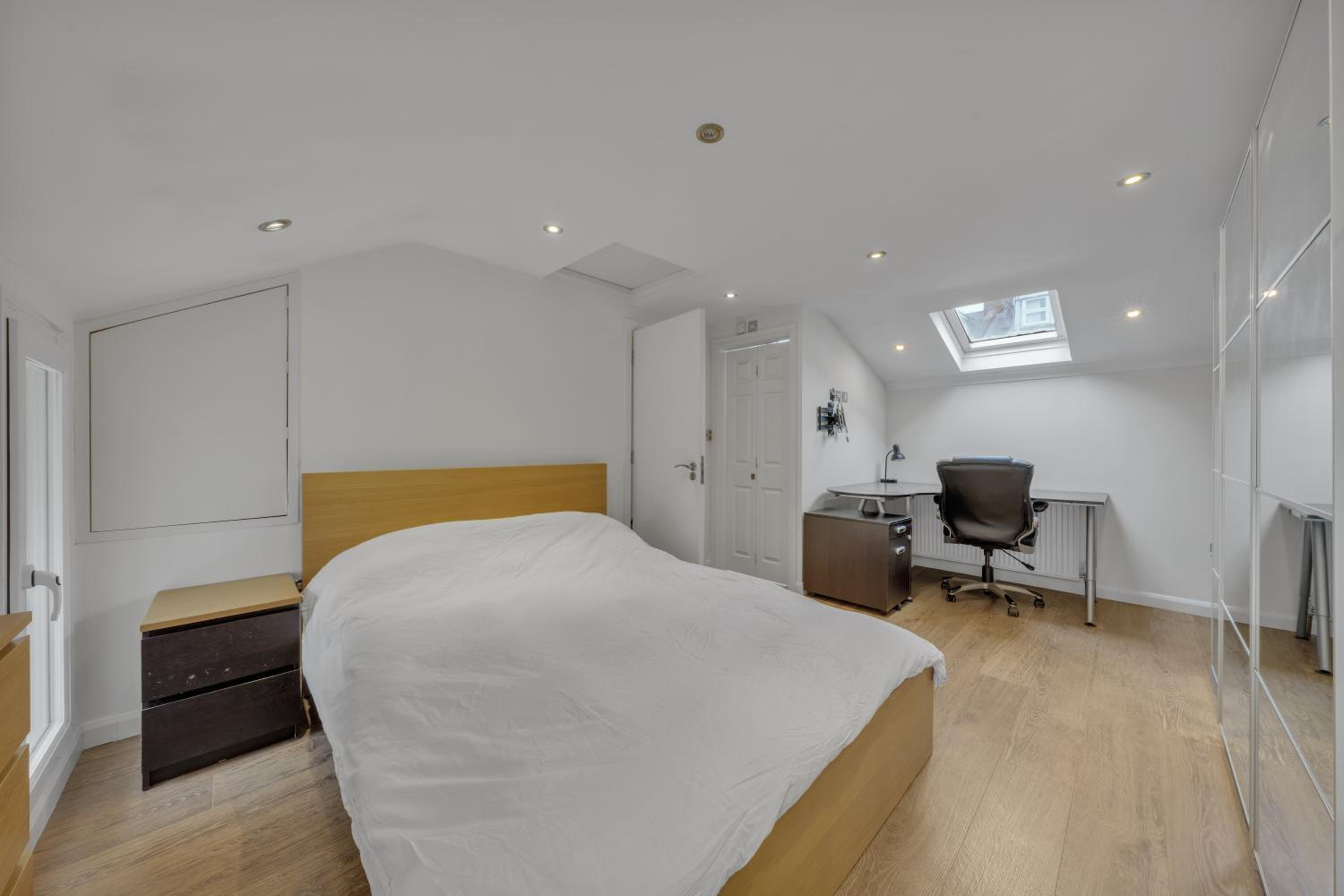 Mews House in Maida Vale near Paddington with Free Parking