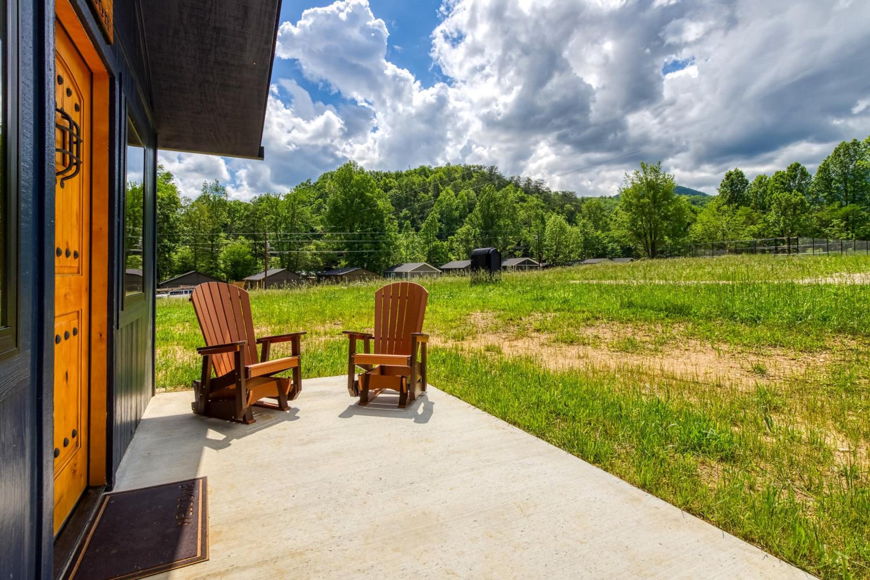 Blue Moon- creek, firepits, budget friendly! view 2