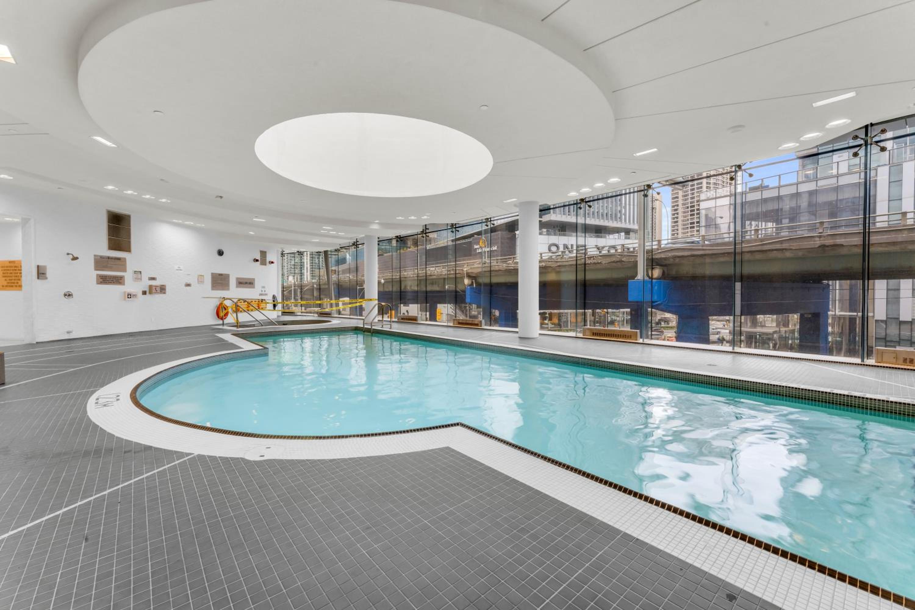 Luxury 2Br Condo Entertainment District Downtown CN Tower View Balcony Pool & Hot Tub