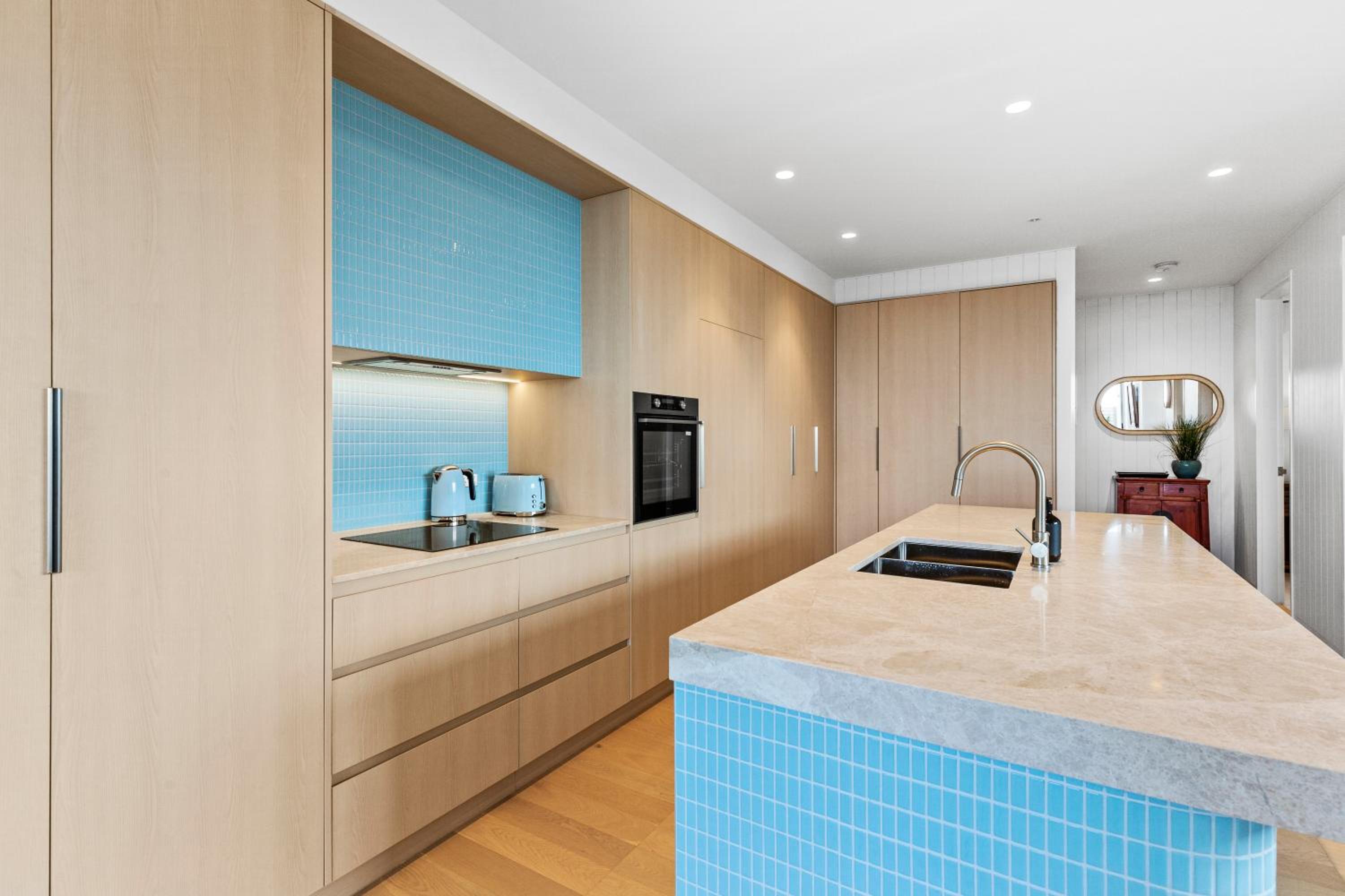 Terrace Getaway 250m to beach town parking onsite included 12pm check out