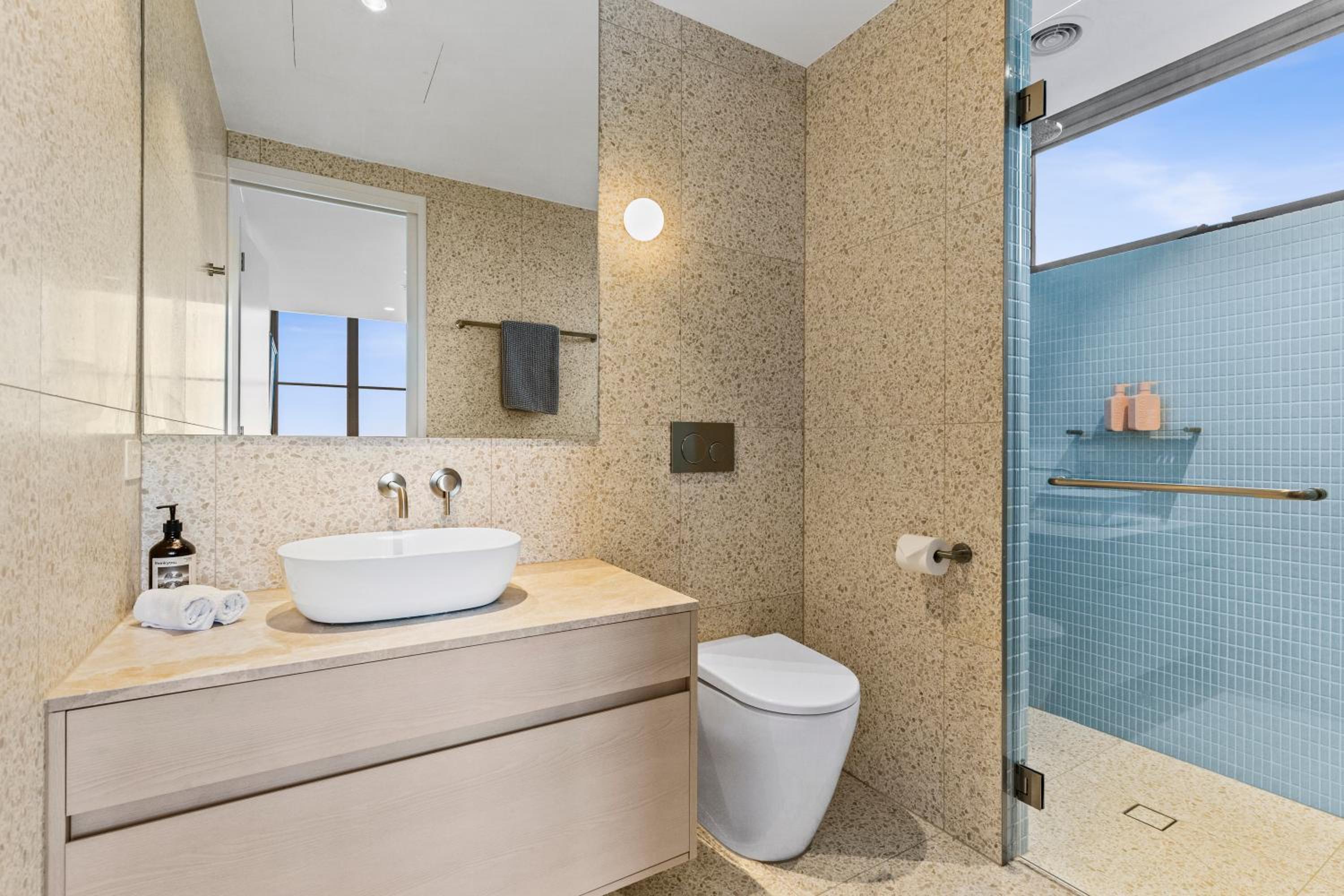 Terrace Getaway 250m to beach town parking onsite included 12pm check out