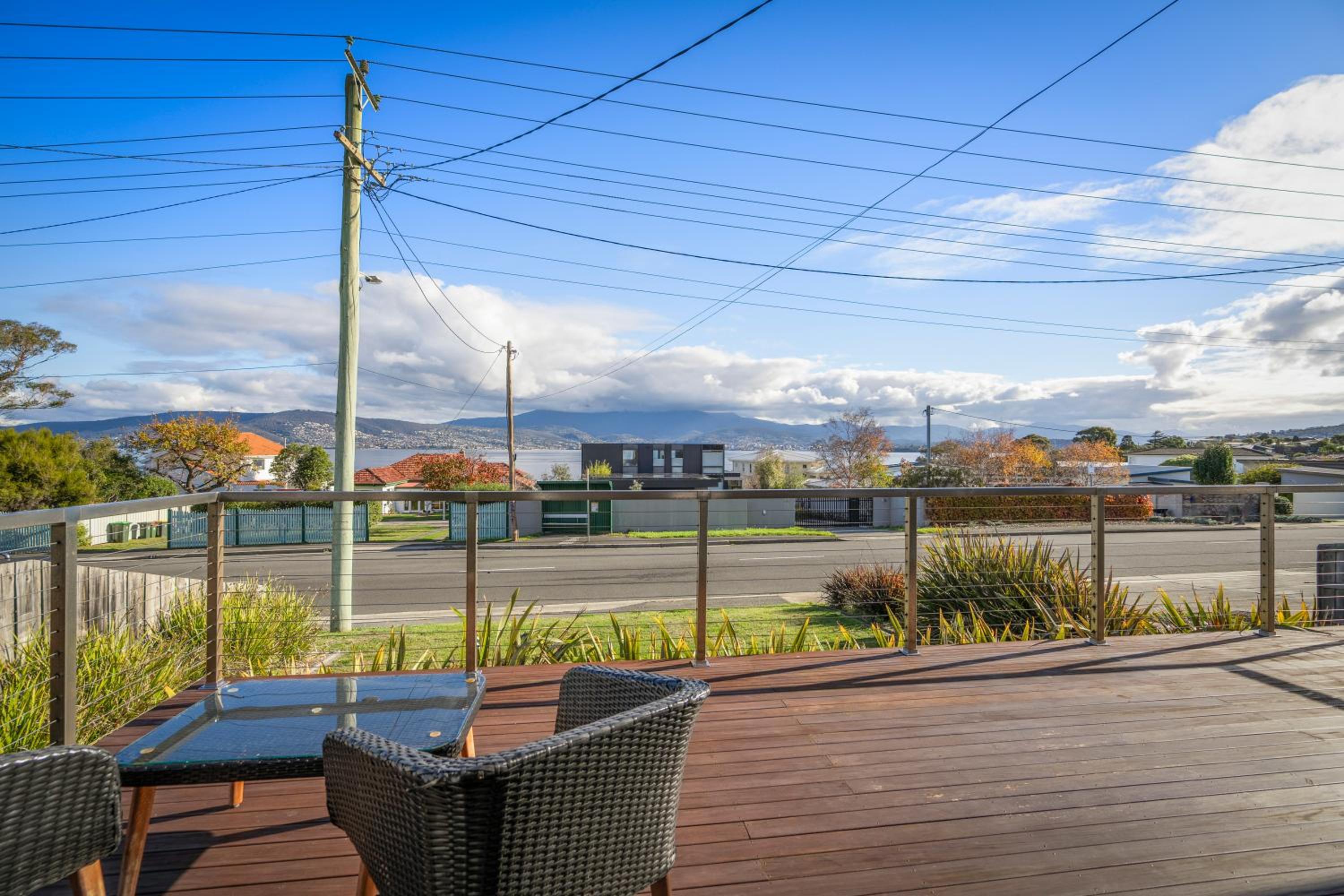 Tranquil Tranmere - City Views - Free Parking - Free Wifi