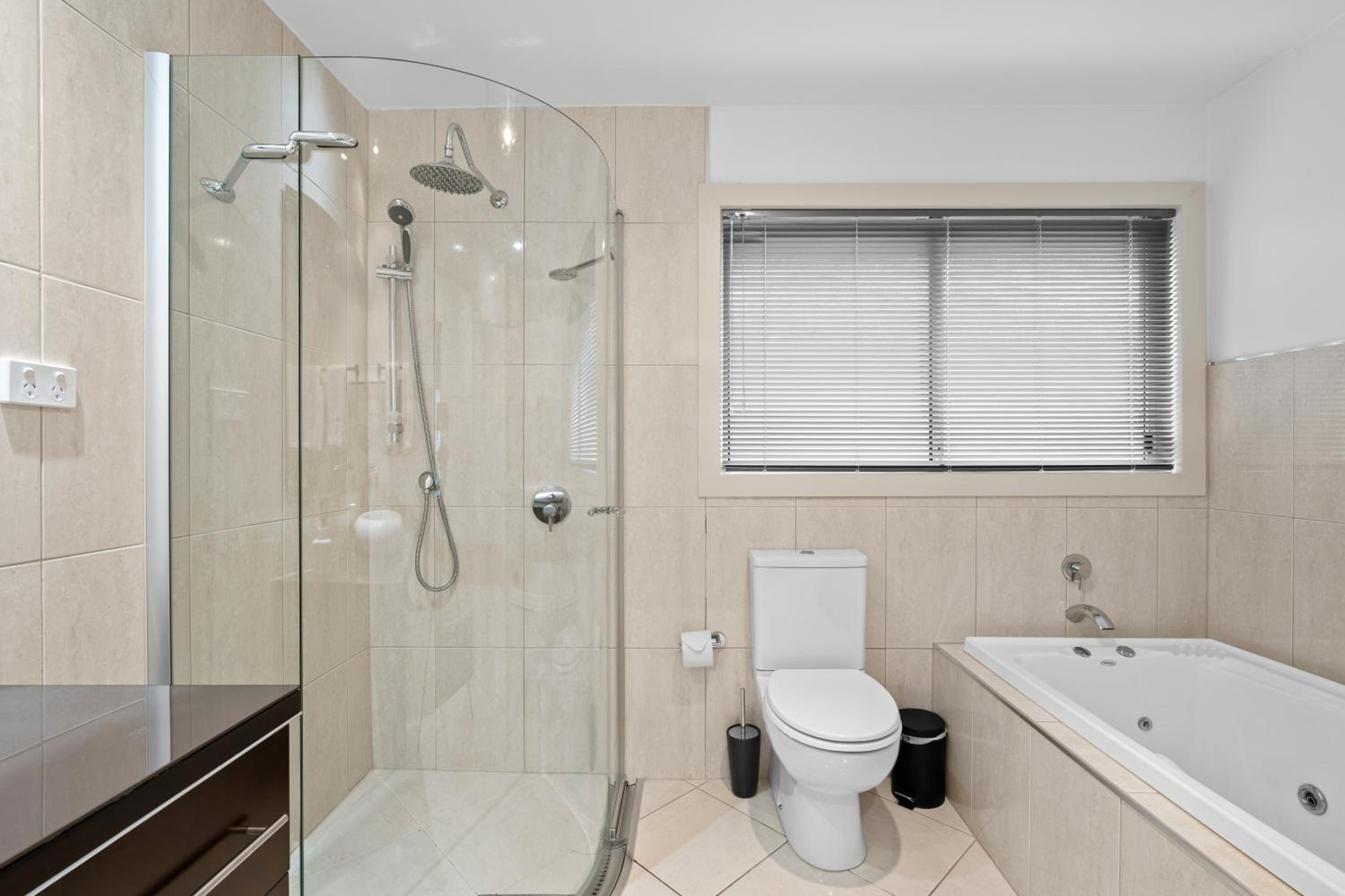 Tranquil Tranmere - City Views - Free Parking - Free Wifi
