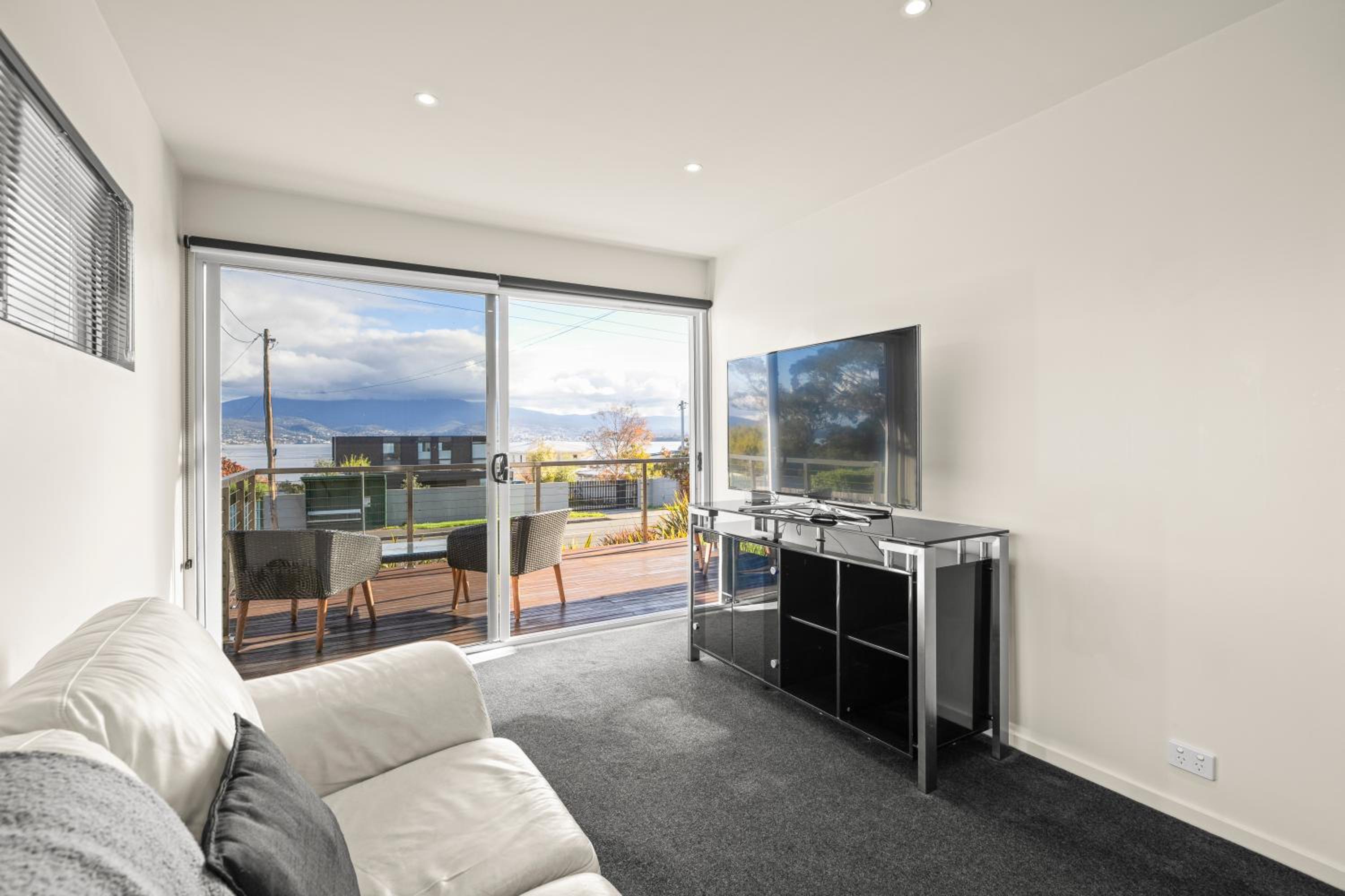 Tranquil Tranmere - City Views - Free Parking - Free Wifi