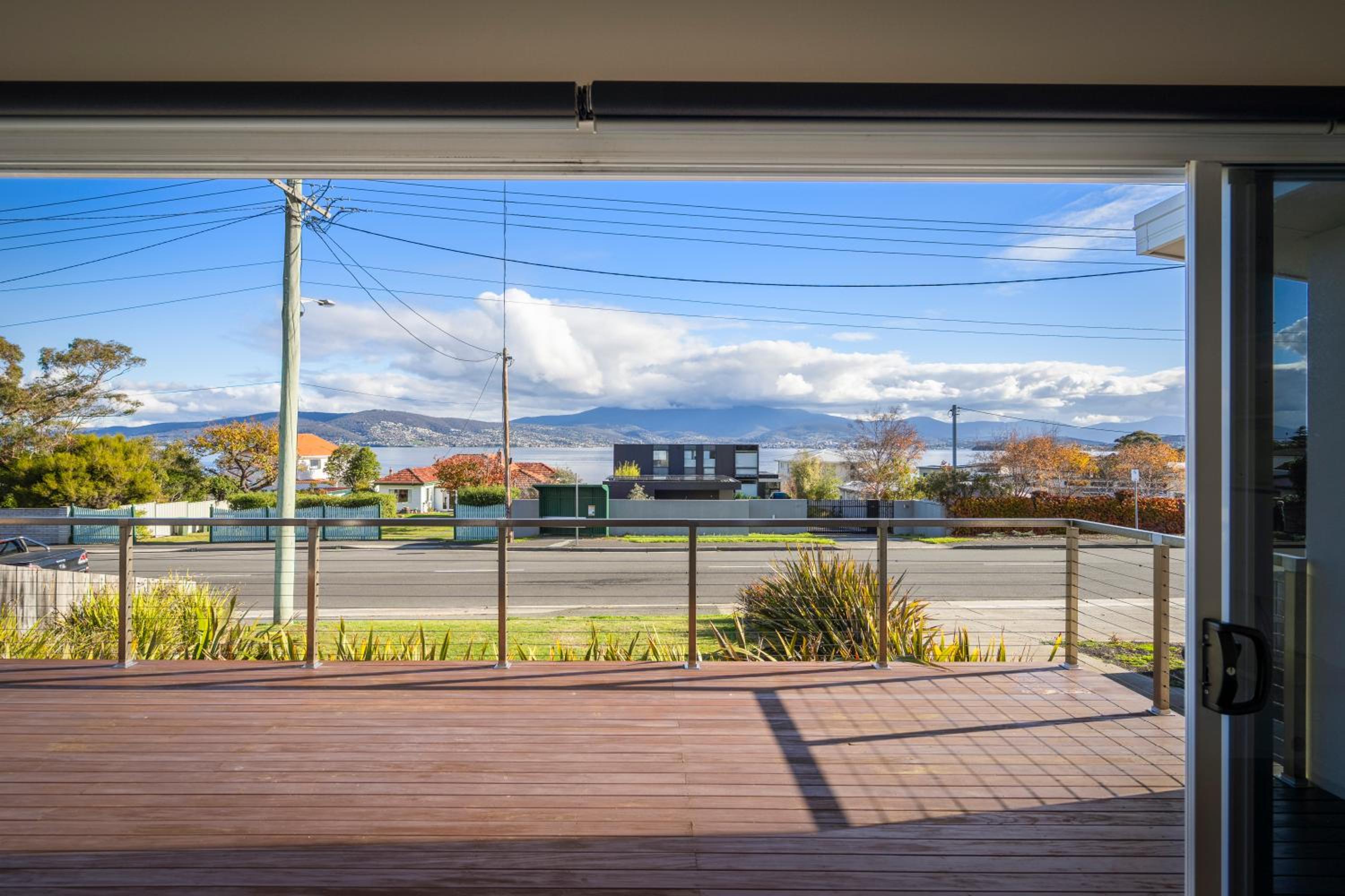 Tranquil Tranmere - City Views - Free Parking - Free Wifi
