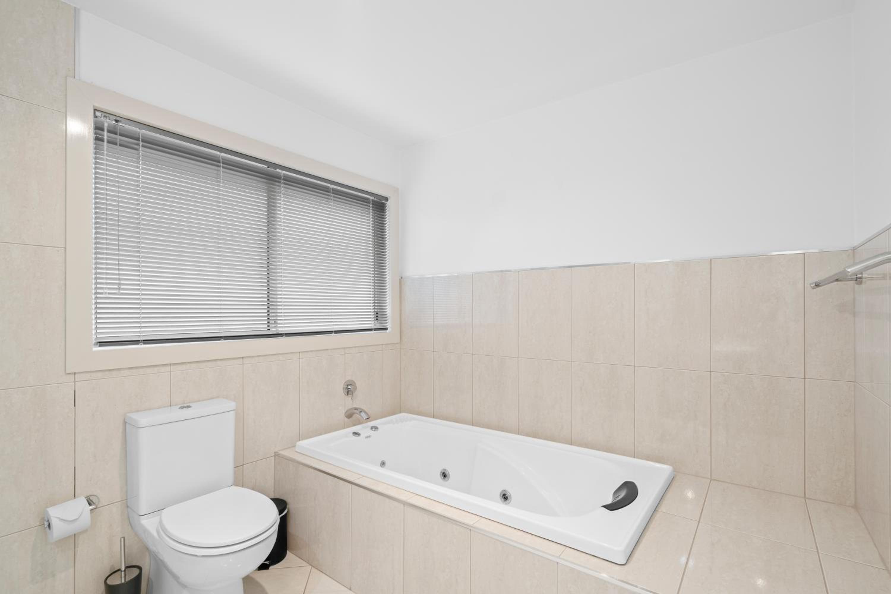 Tranquil Tranmere - City Views - Free Parking - Free Wifi