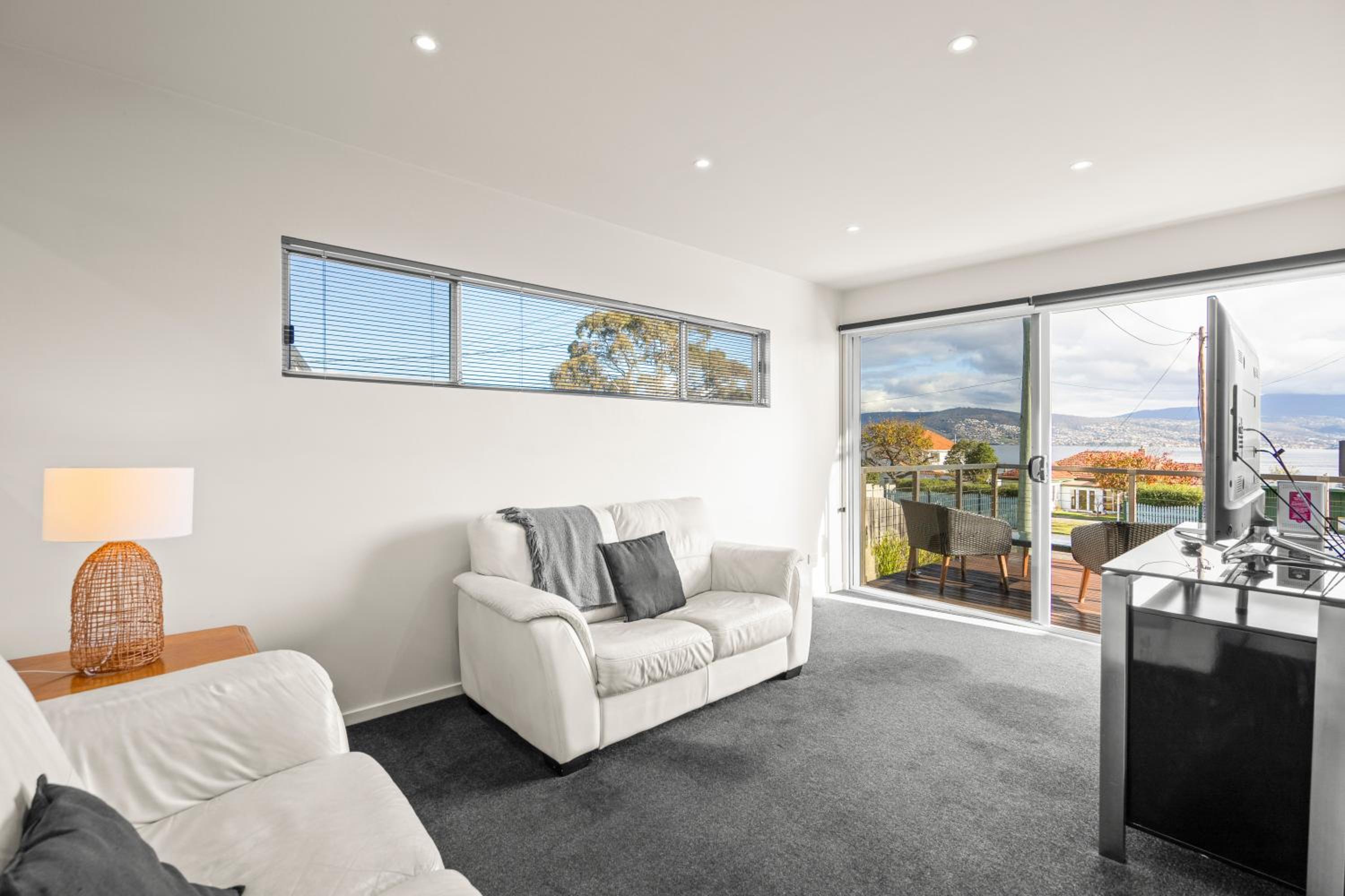 Tranquil Tranmere - City Views - Free Parking - Free Wifi