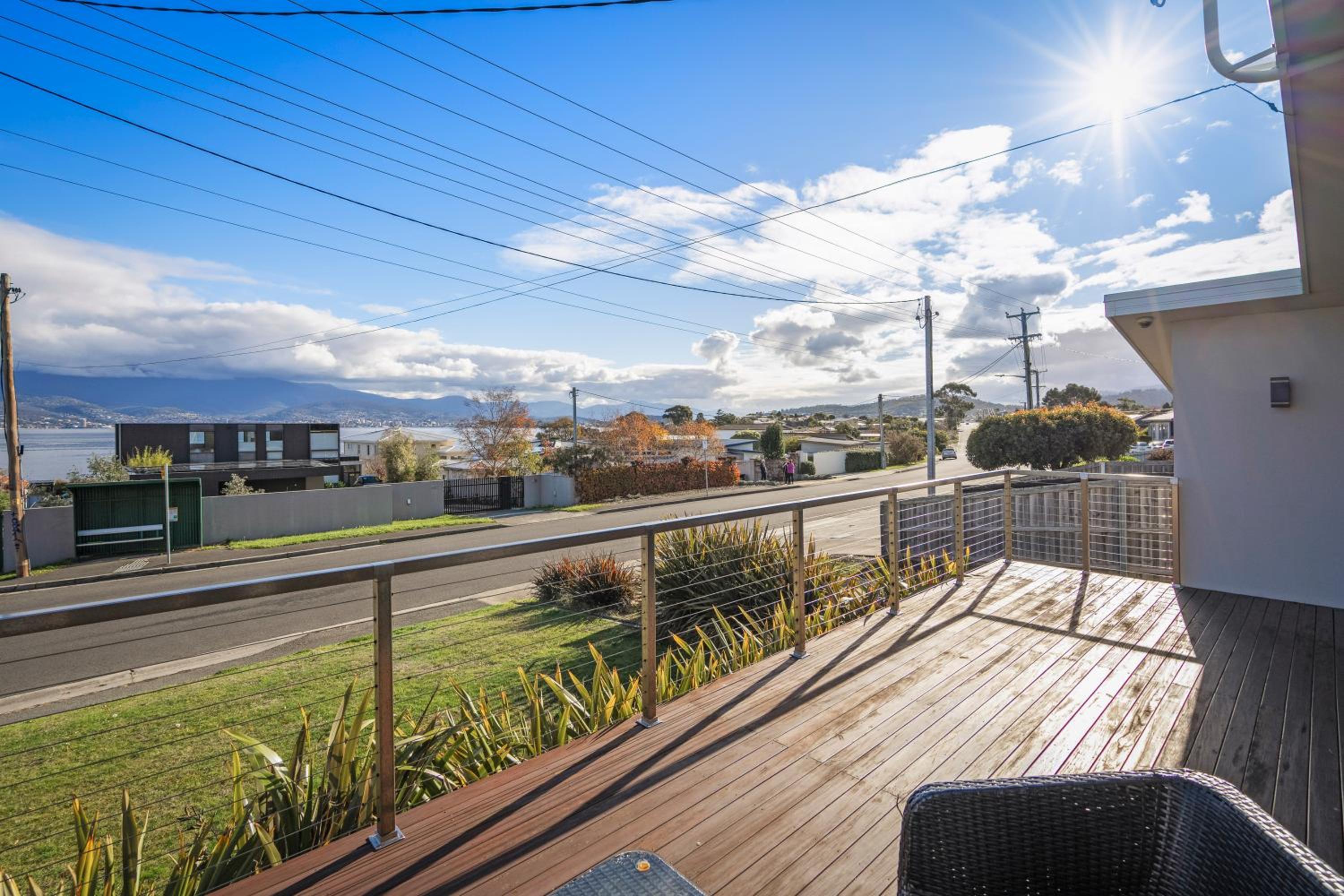 Tranquil Tranmere - City Views - Free Parking - Free Wifi
