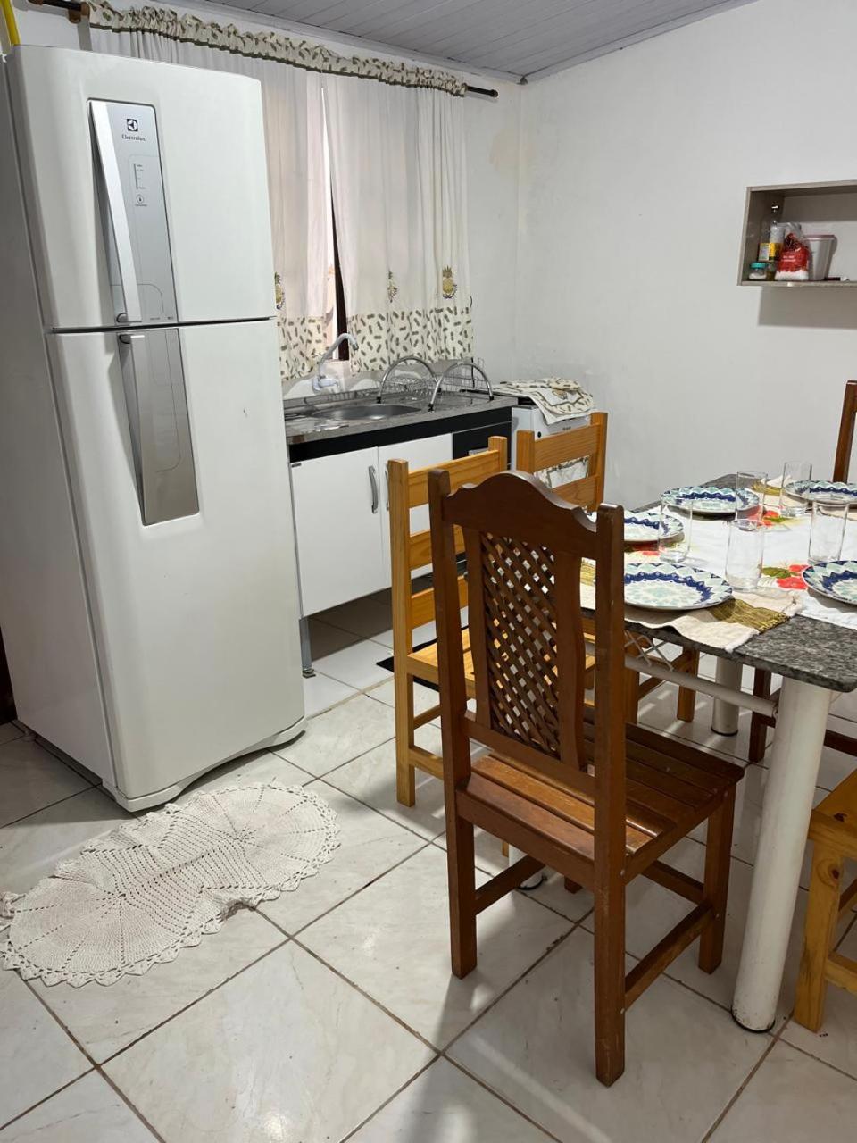 Casa de Praia -500 metros da Praia - Com 06 camas -sendo duas de casal - Garagem e entrada individual- Ar condicionado e roupa de cama