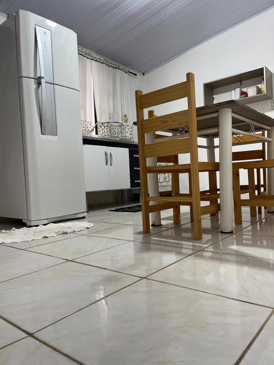 Casa de Praia -500 metros da Praia - Com 06 camas -sendo duas de casal - Garagem e entrada individual- Ar condicionado e roupa de cama