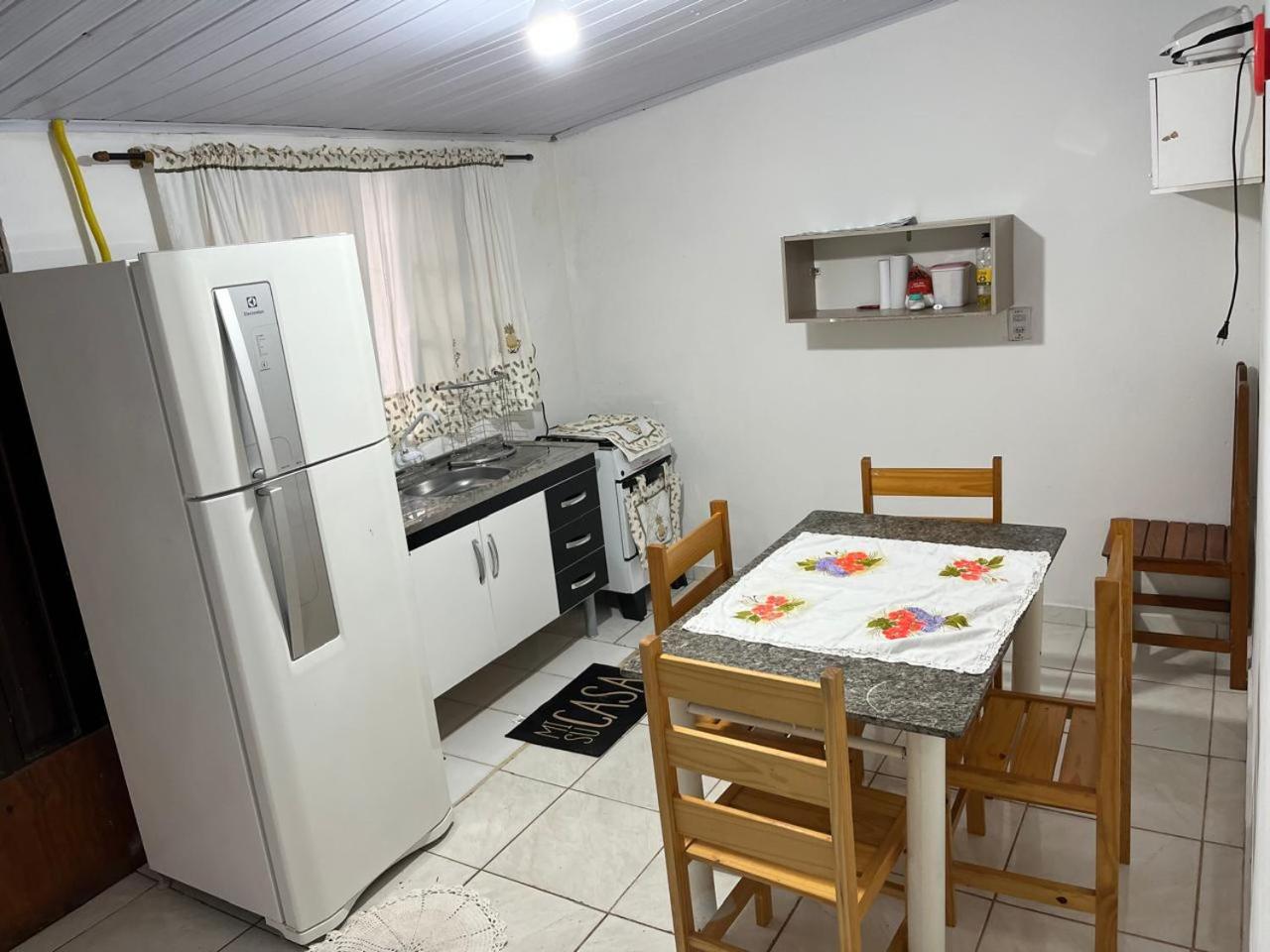 Casa de Praia -500 metros da Praia - Com 06 camas -sendo duas de casal - Garagem e entrada individual- Ar condicionado e roupa de cama