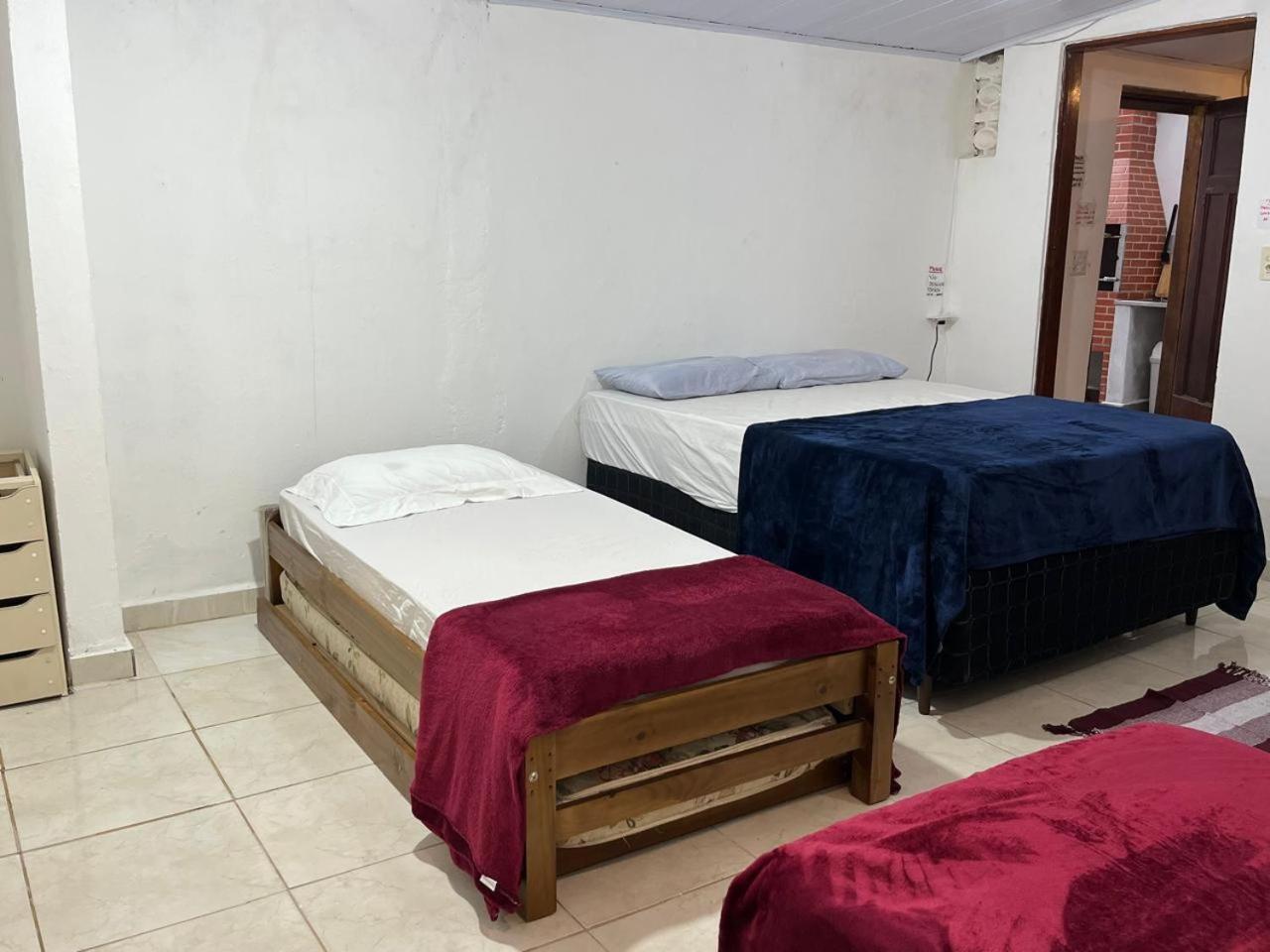 Casa de Praia -500 metros da Praia - Com 06 camas -sendo duas de casal - Garagem e entrada individual- Ar condicionado e roupa de cama