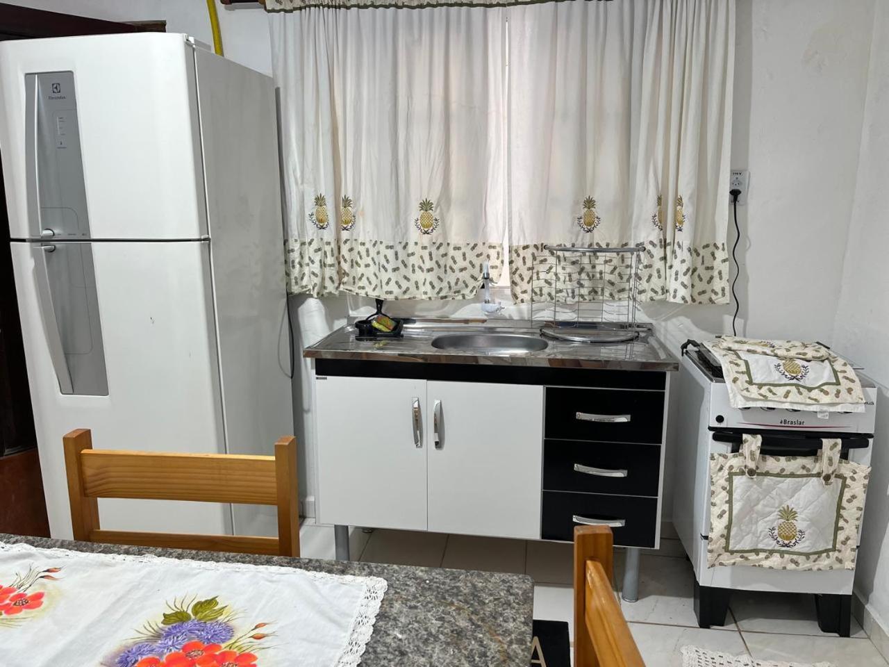 Casa de Praia -500 metros da Praia - Com 06 camas -sendo duas de casal - Garagem e entrada individual- Ar condicionado e roupa de cama