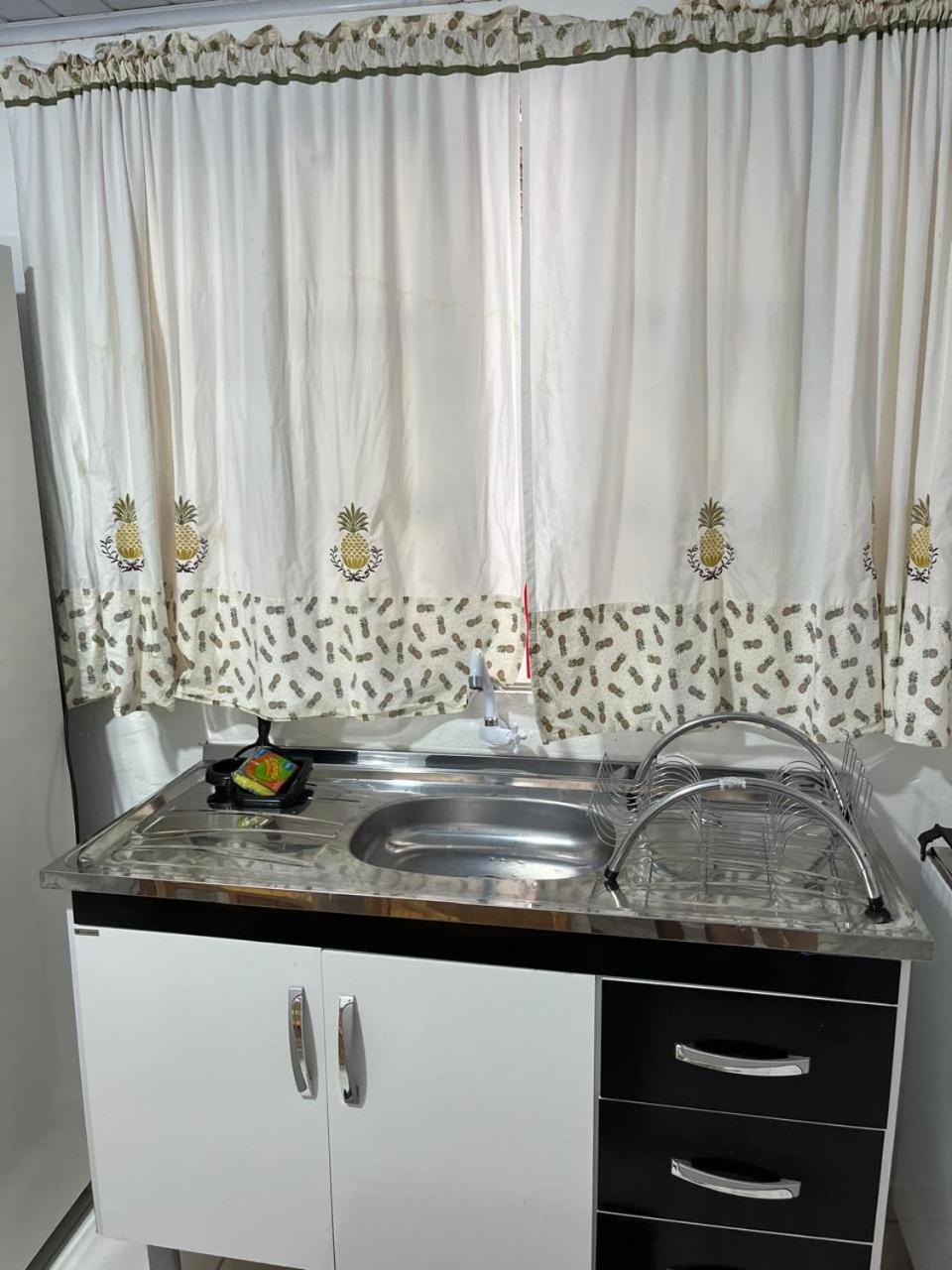 Casa de Praia -500 metros da Praia - Com 06 camas -sendo duas de casal - Garagem e entrada individual- Ar condicionado e roupa de cama