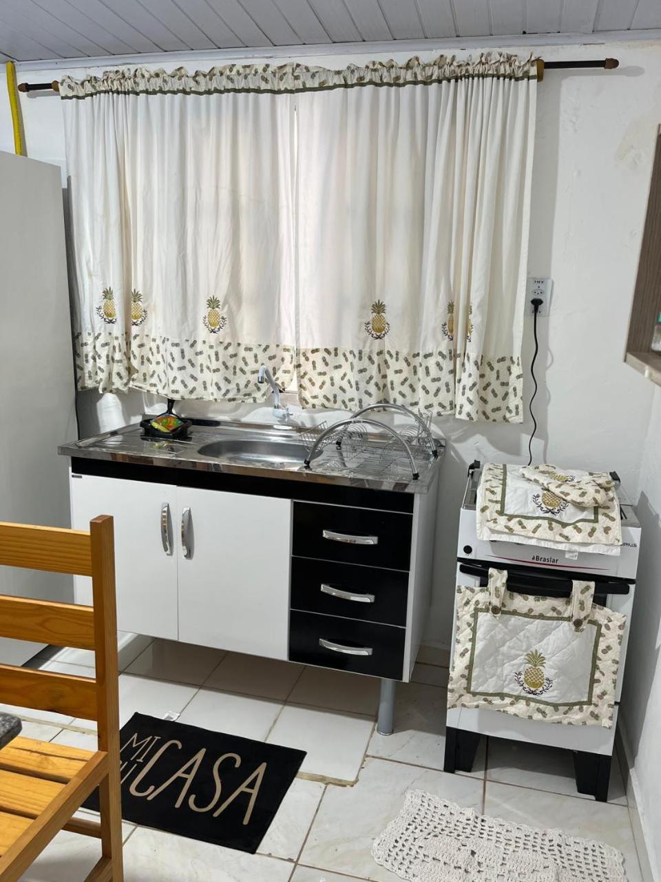Casa de Praia -500 metros da Praia - Com 06 camas -sendo duas de casal - Garagem e entrada individual- Ar condicionado e roupa de cama