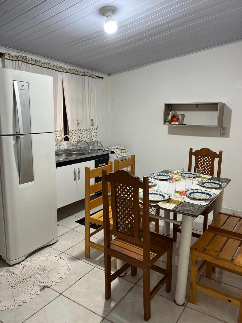 Casa de Praia -500 metros da Praia - Com 06 camas -sendo duas de casal - Garagem e entrada individual- Ar condicionado e roupa de cama