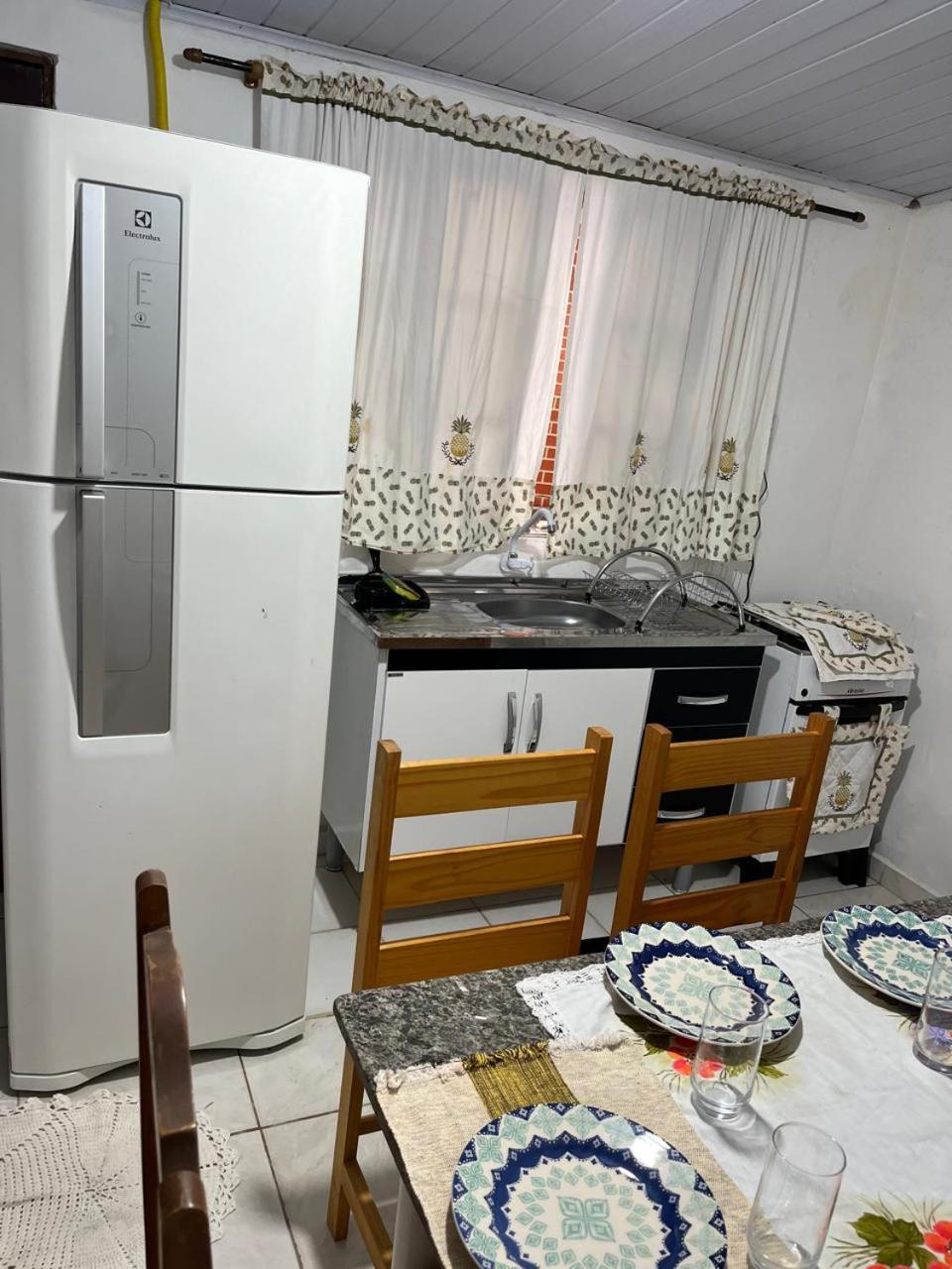 Casa de Praia -500 metros da Praia - Com 06 camas -sendo duas de casal - Garagem e entrada individual- Ar condicionado e roupa de cama