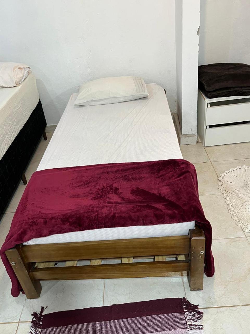 Casa de Praia -500 metros da Praia - Com 06 camas -sendo duas de casal - Garagem e entrada individual- Ar condicionado e roupa de cama