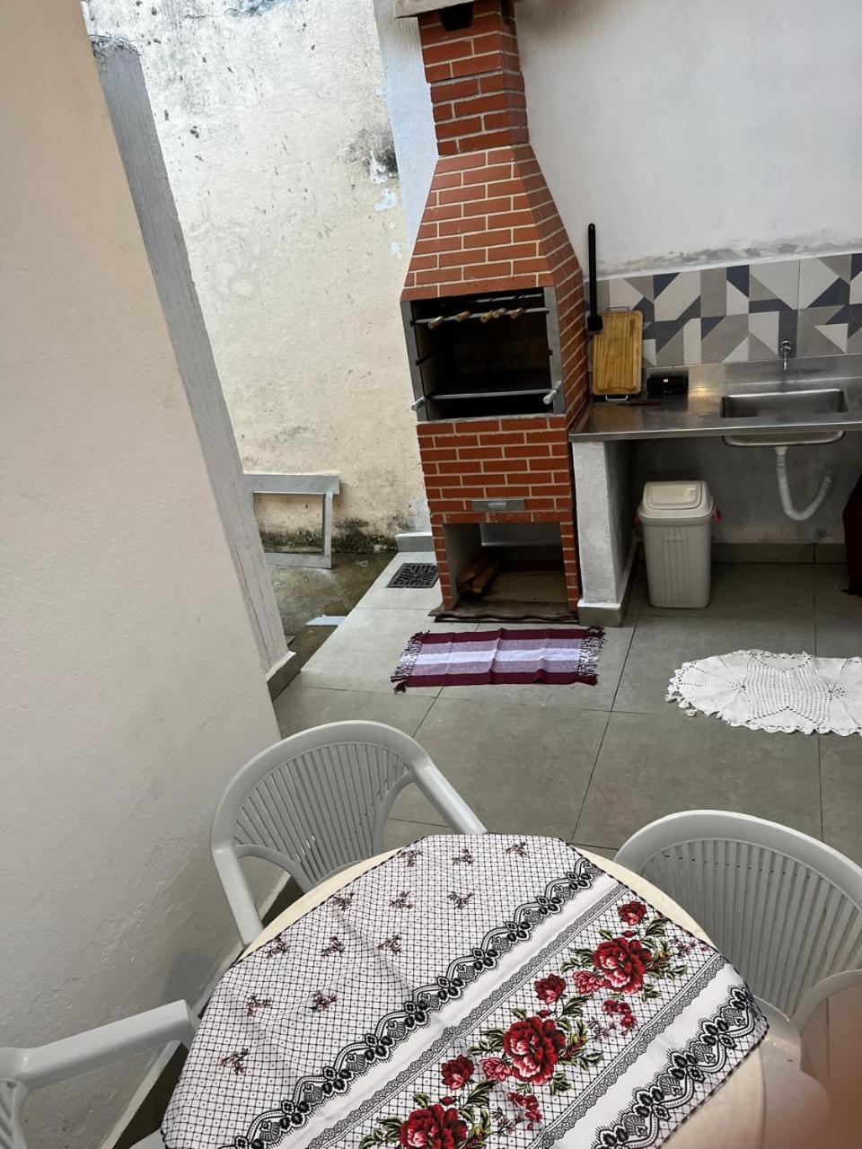 Casa de Praia -500 metros da Praia - Com 06 camas -sendo duas de casal - Garagem e entrada individual- Ar condicionado e roupa de cama
