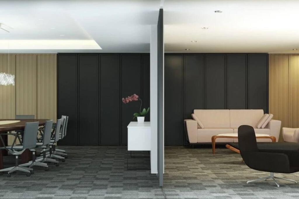 Executive Stay with Balcony & Malls at Uptown BGC