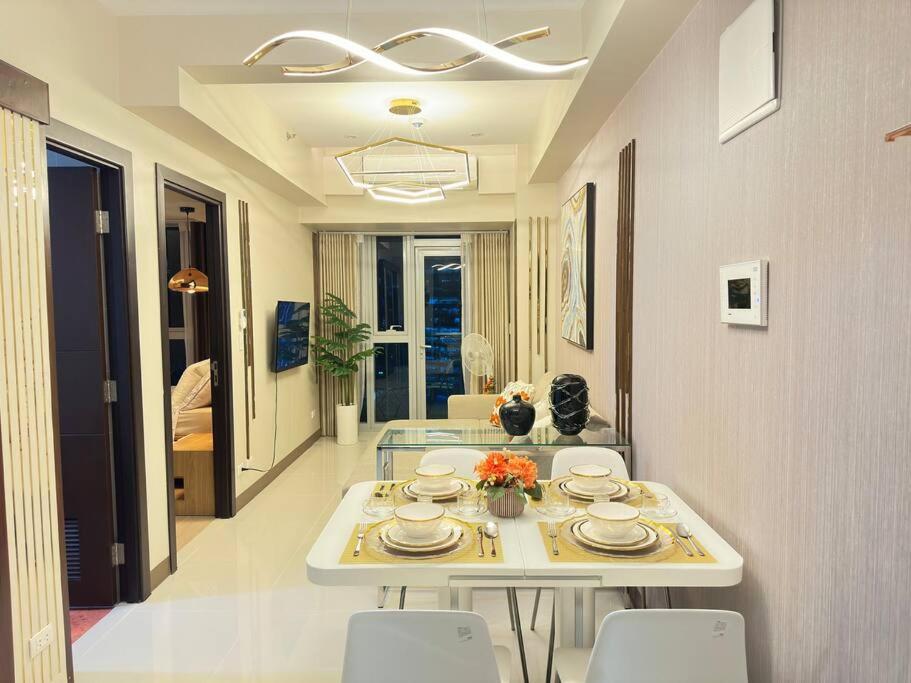 Executive Stay with Balcony & Malls at Uptown BGC